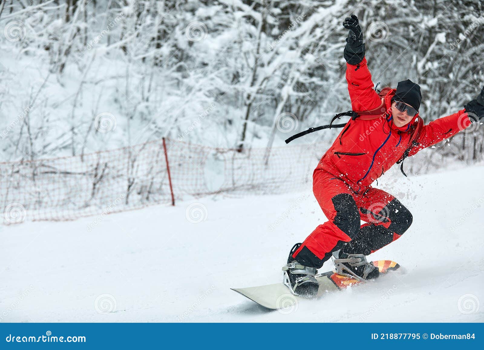 Snowboarder Masculino En Traje Rojo Monta En La Colina Nevada Con Snowboard Esquí Y Snowboard Concepto Imagen de archivo - Imagen individuo, 218877795