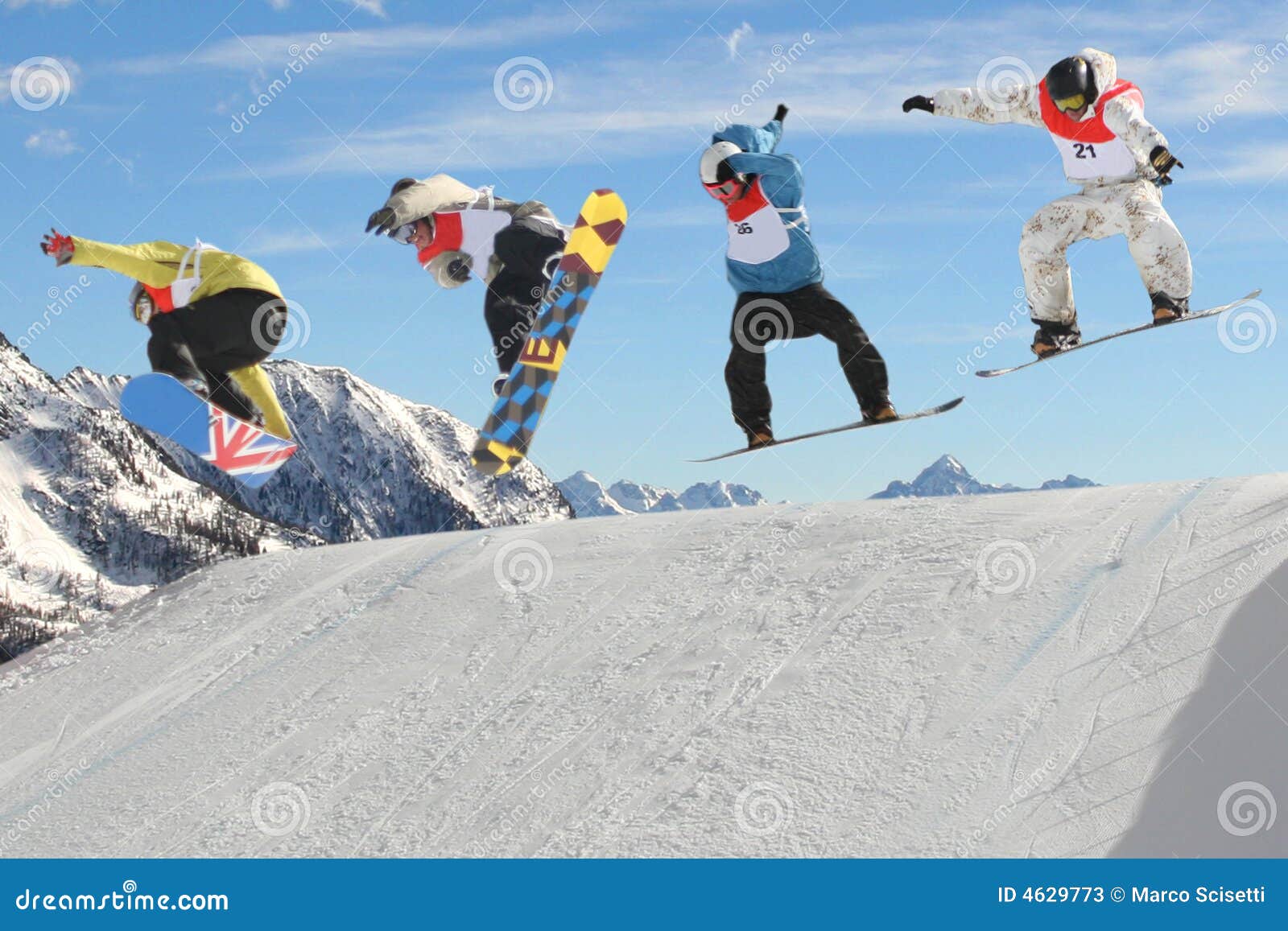 Die Snowboarders hoch springend in die Luft