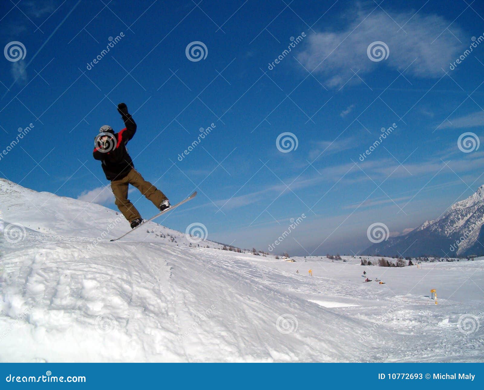 Snowborder Springen. Der Snowboarder springend in die Luft in den Italien-Alpen