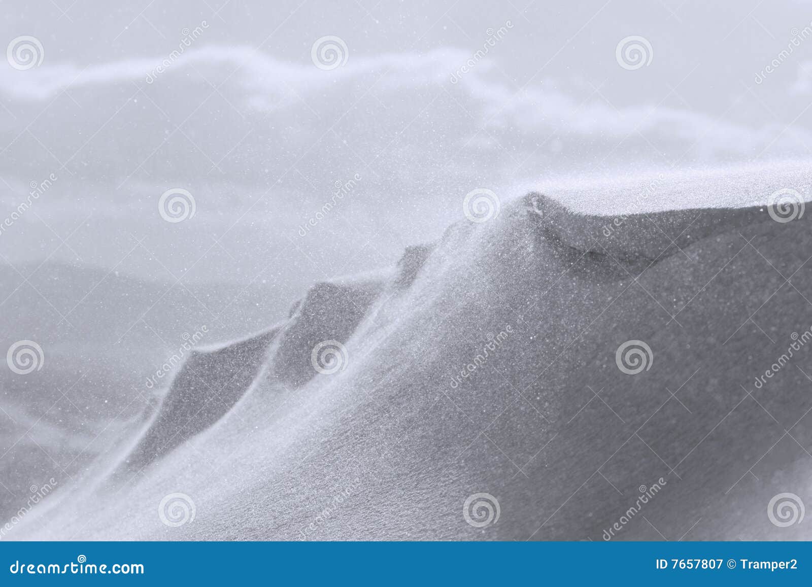 Snowdrift. A neve cobriu a paisagem da montanha e da tempestade de neve