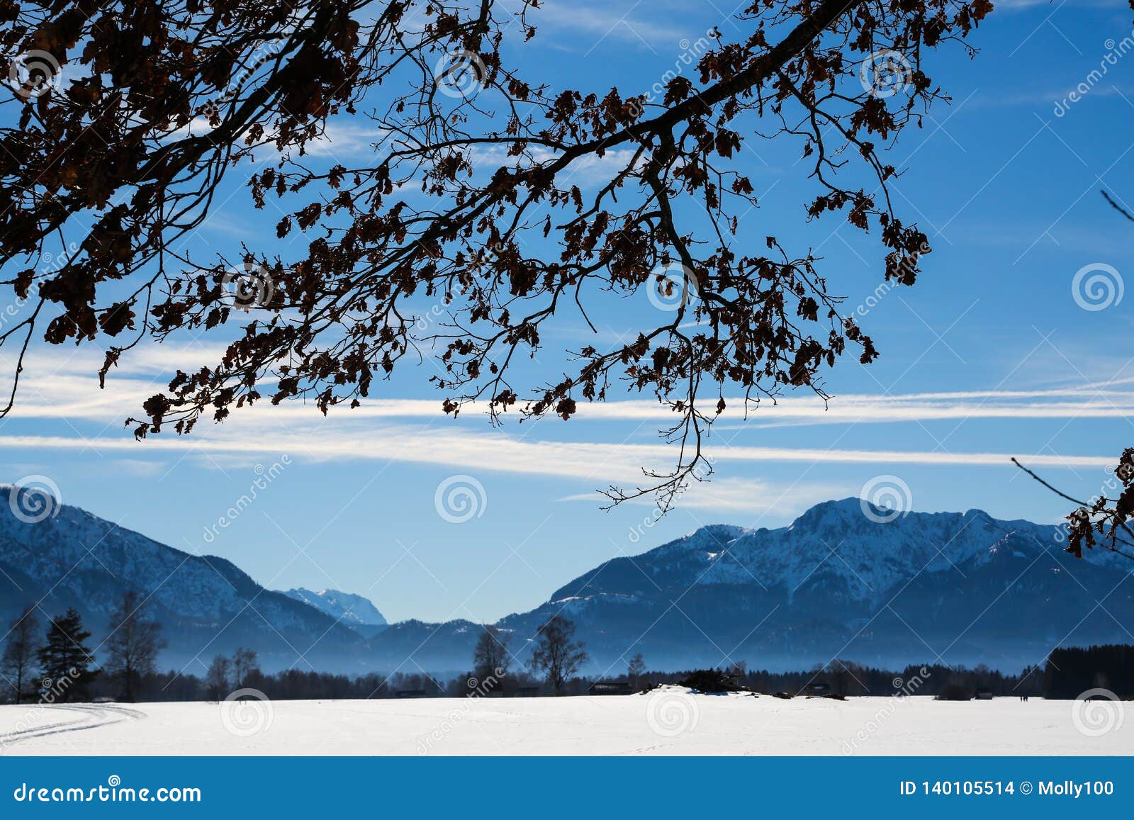 Snowscape w Benediktbeuren, Bavaria, Kochel jest Widzii, niebieskie niebo