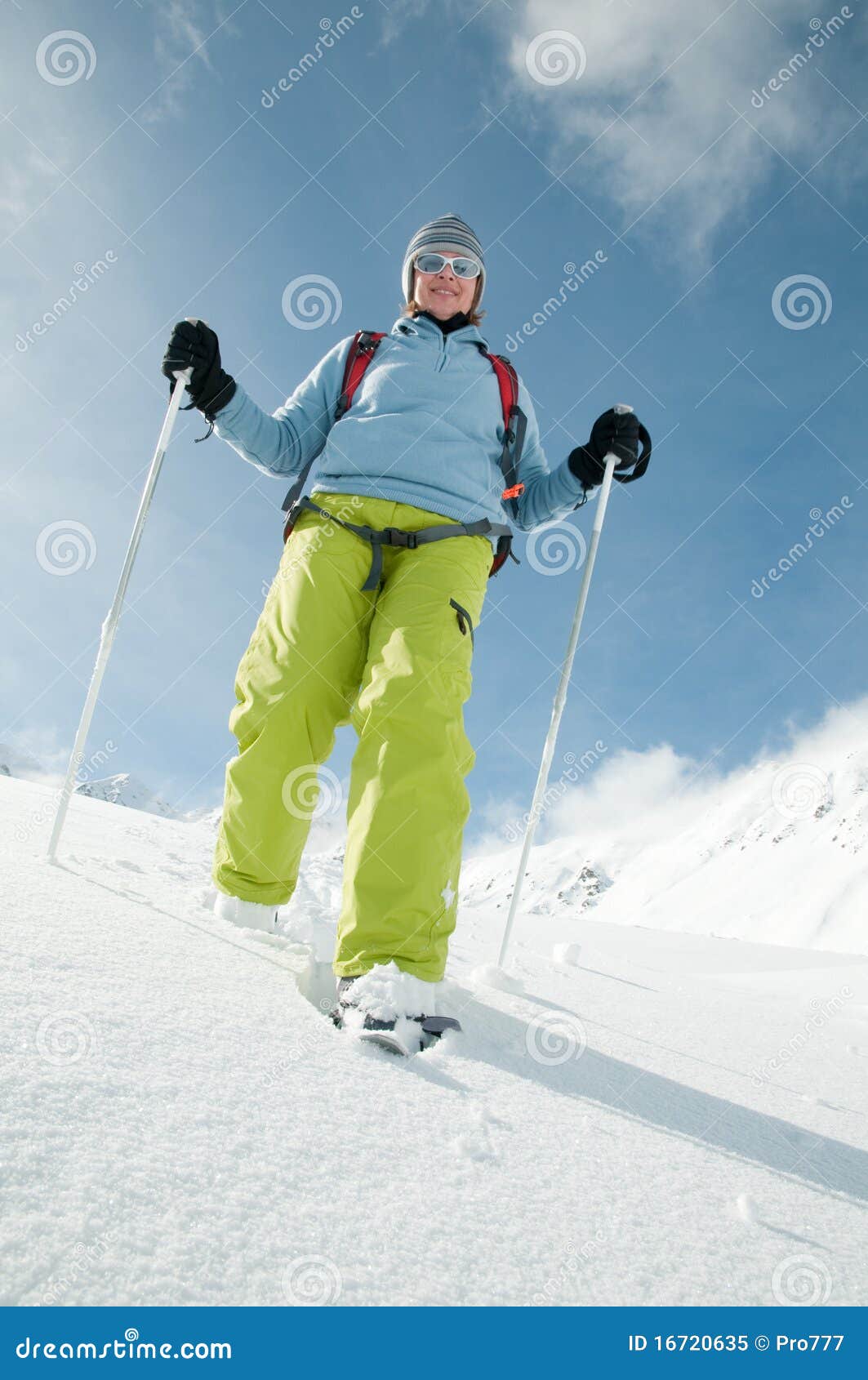 Snowshoeing. Kvinna för trek för bergracketsnow