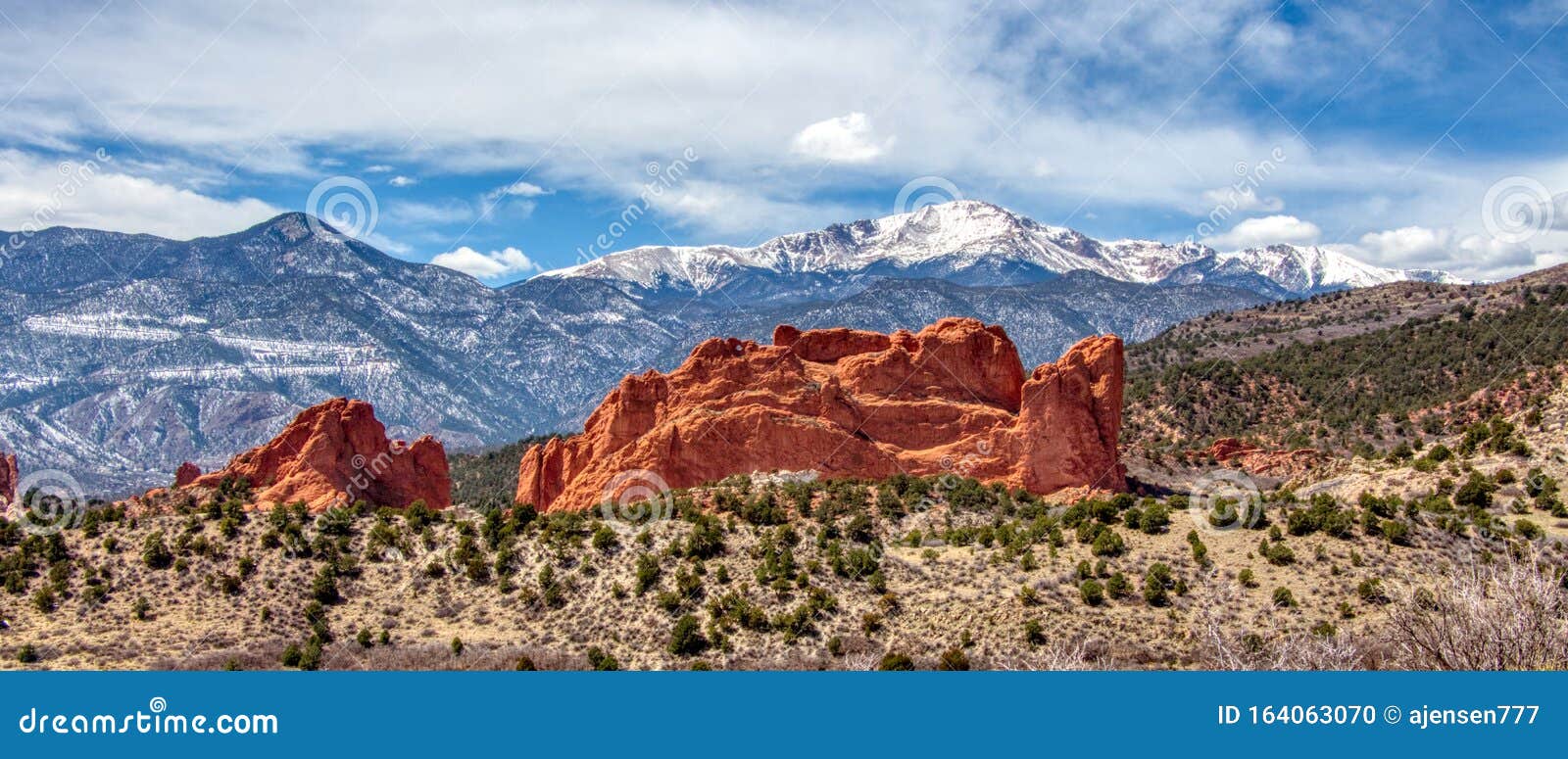 Snowy Pikes Peak and Garden of the Gods Stock Foto - Image of behandeld ...