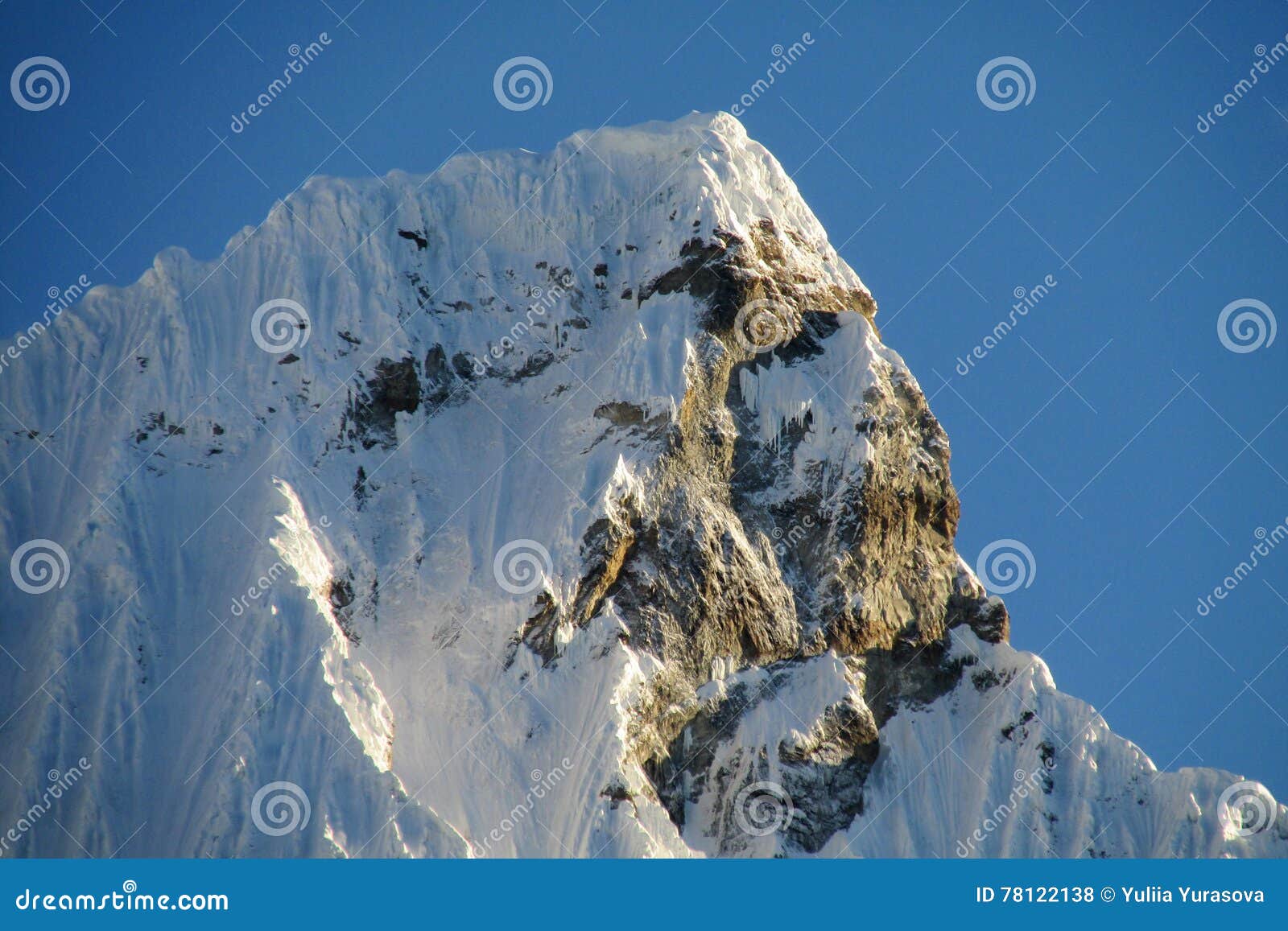 Snöa berget i Huascaran, den Santa Cruz treken i Peru. Dolt högt berg för farlig snö Sydamerika höga Anderna snöar och glaciar bergväggar och toppmöten för is Härlig trekking sikt i Huascaran, Santa Cruz trek i Peru