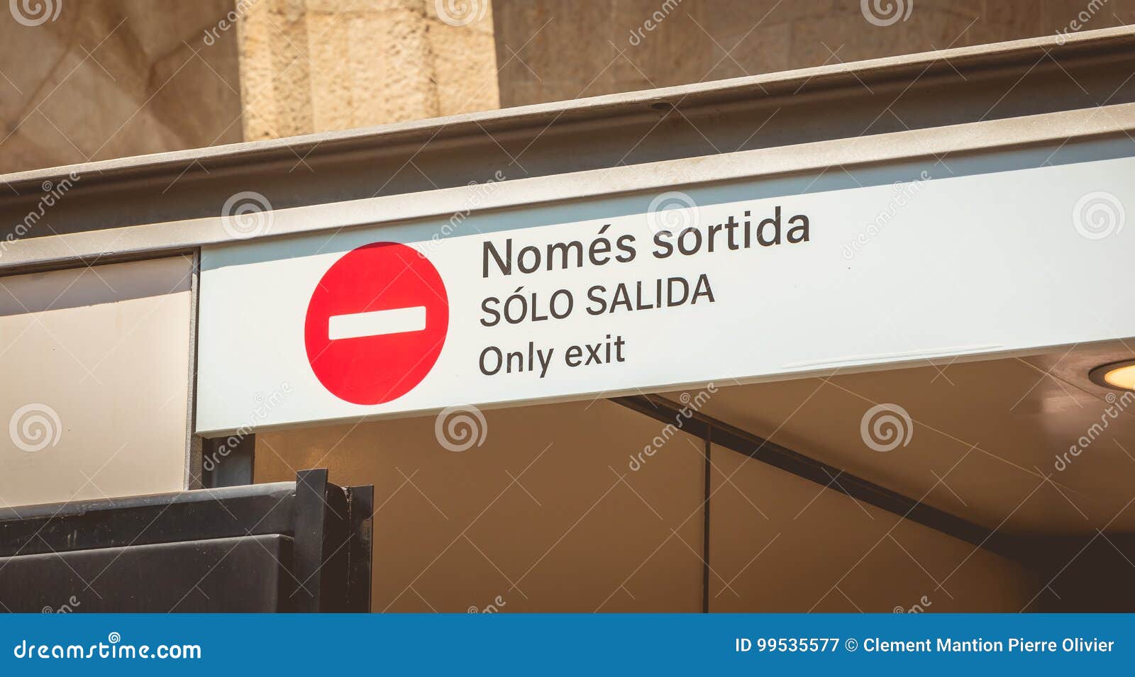 Sobre Una Puerta Ninguna Muestra De La Entrada Y Un Texto En Catalán,  Español Y El En Imagen de archivo - Imagen de idea, fondo: 99535577