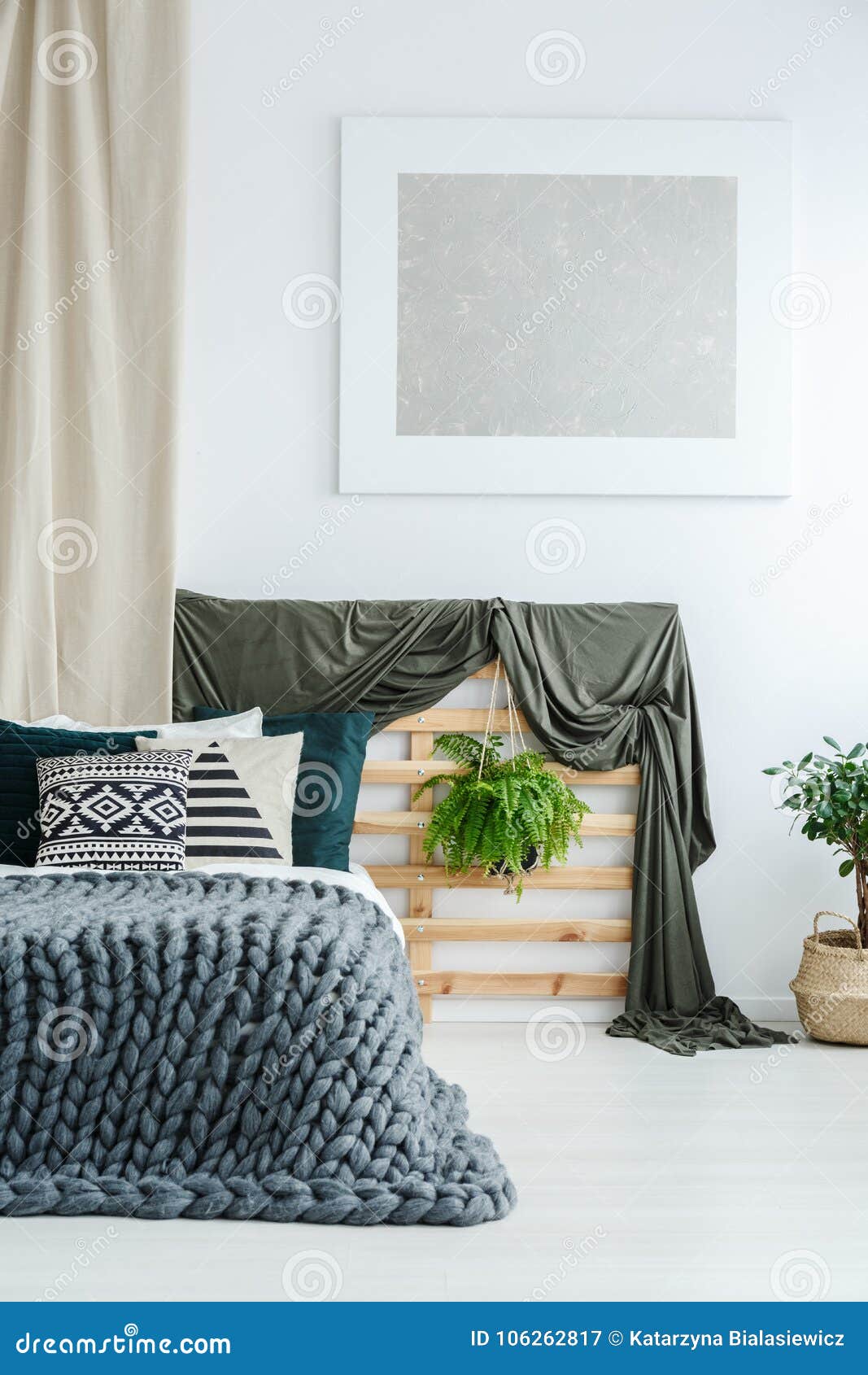 Sobrecama En Bedhead De Madera Imagen de archivo Imagen de verde