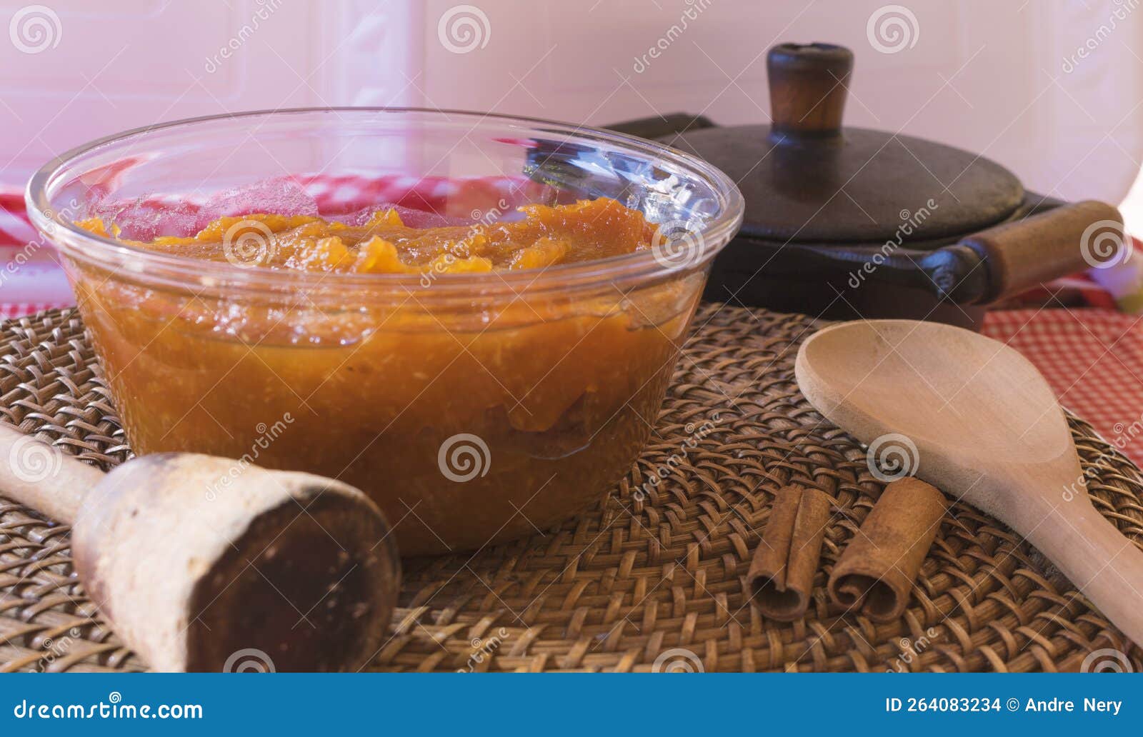 Sobremesa brasileira doce de abóbora coco e canela em uma tigela e mesa de  madeira