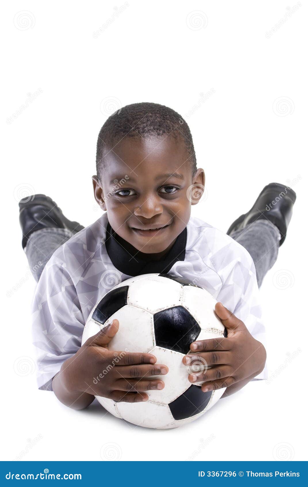 Black boy playing soccer: Más de 4,634 ilustraciones y dibujos de stock con  licencia libres de regalías