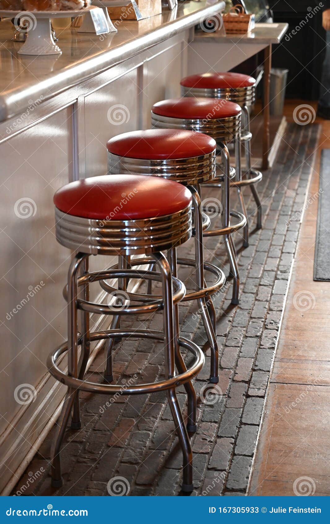 https://thumbs.dreamstime.com/z/soda-fountain-stools-old-fashioned-stools-kind-found-counter-ice-cream-parlor-soda-fountains-167305933.jpg