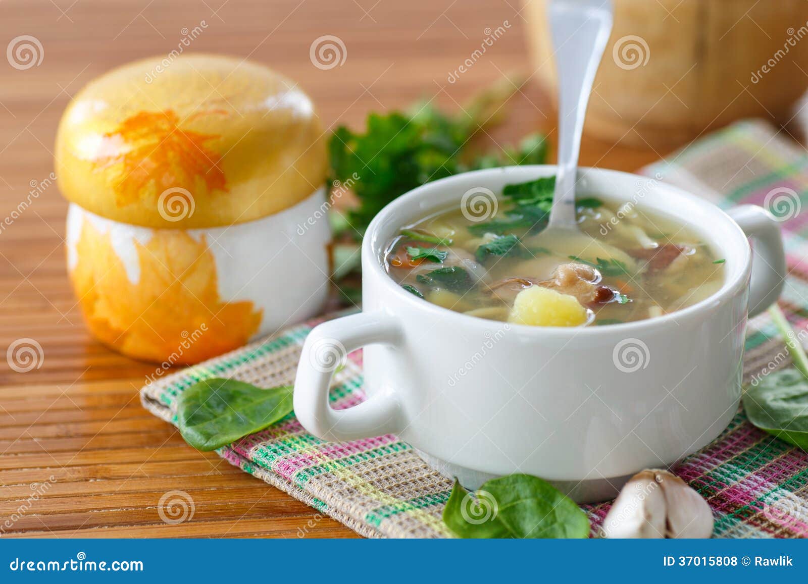 Soep met paddestoelen stock foto. Image of keuken, achtergrond 37015808