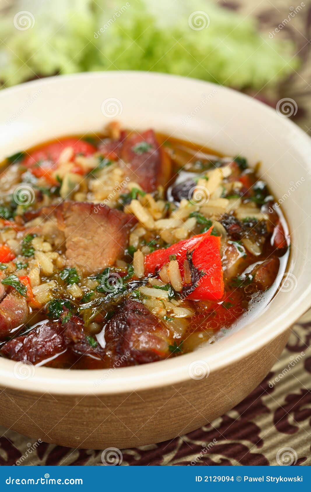 Soep met vlees en rijst stock foto. Image of keuken, industrie 2129094