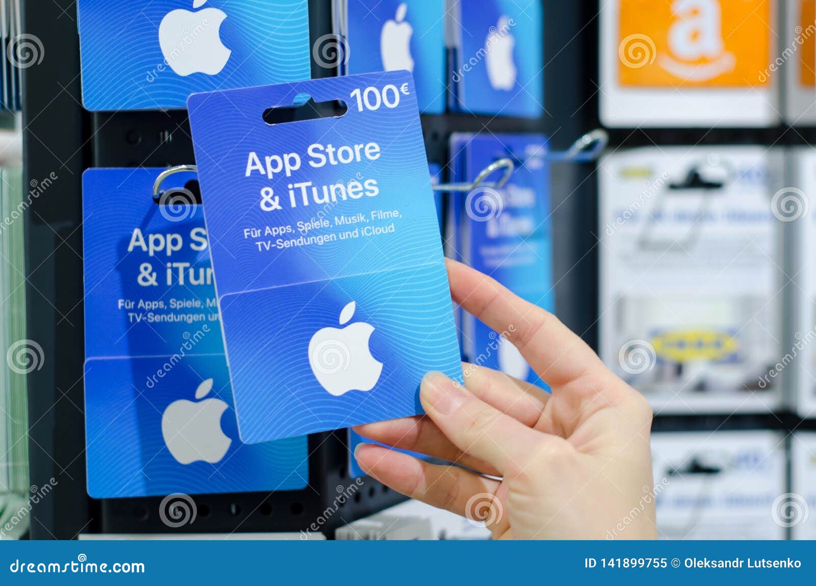 Vue Sur La Pomme Itunes Et Prise De Carte De Bons Cadeaux De L'app Store à  La Main Dans Le Supermarché Allemand Photographie éditorial - Image du  produit, marque: 194805807