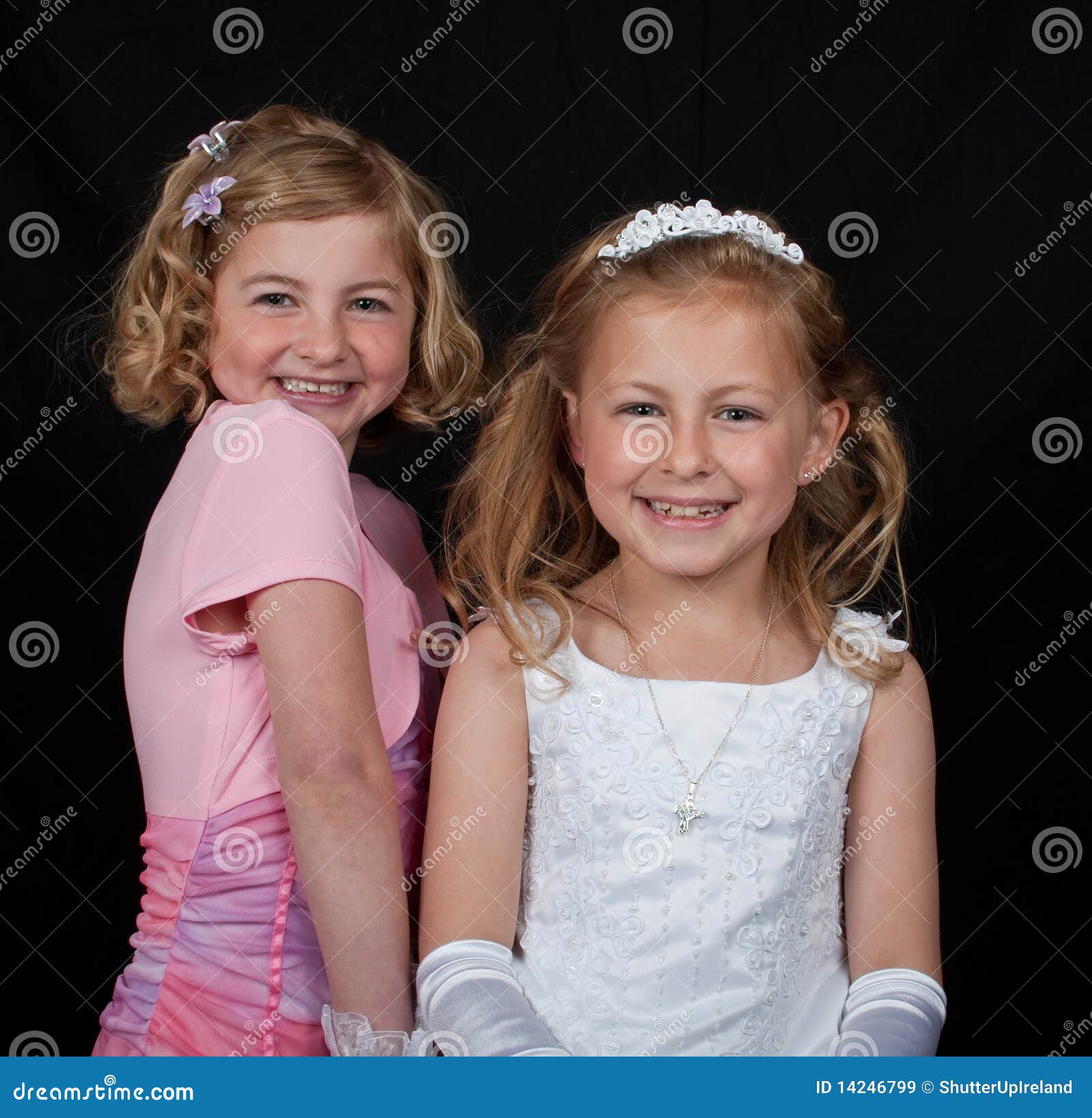 Soeurs Dans La Robe Rose Blanche Sur Le Noir Image stock Image du