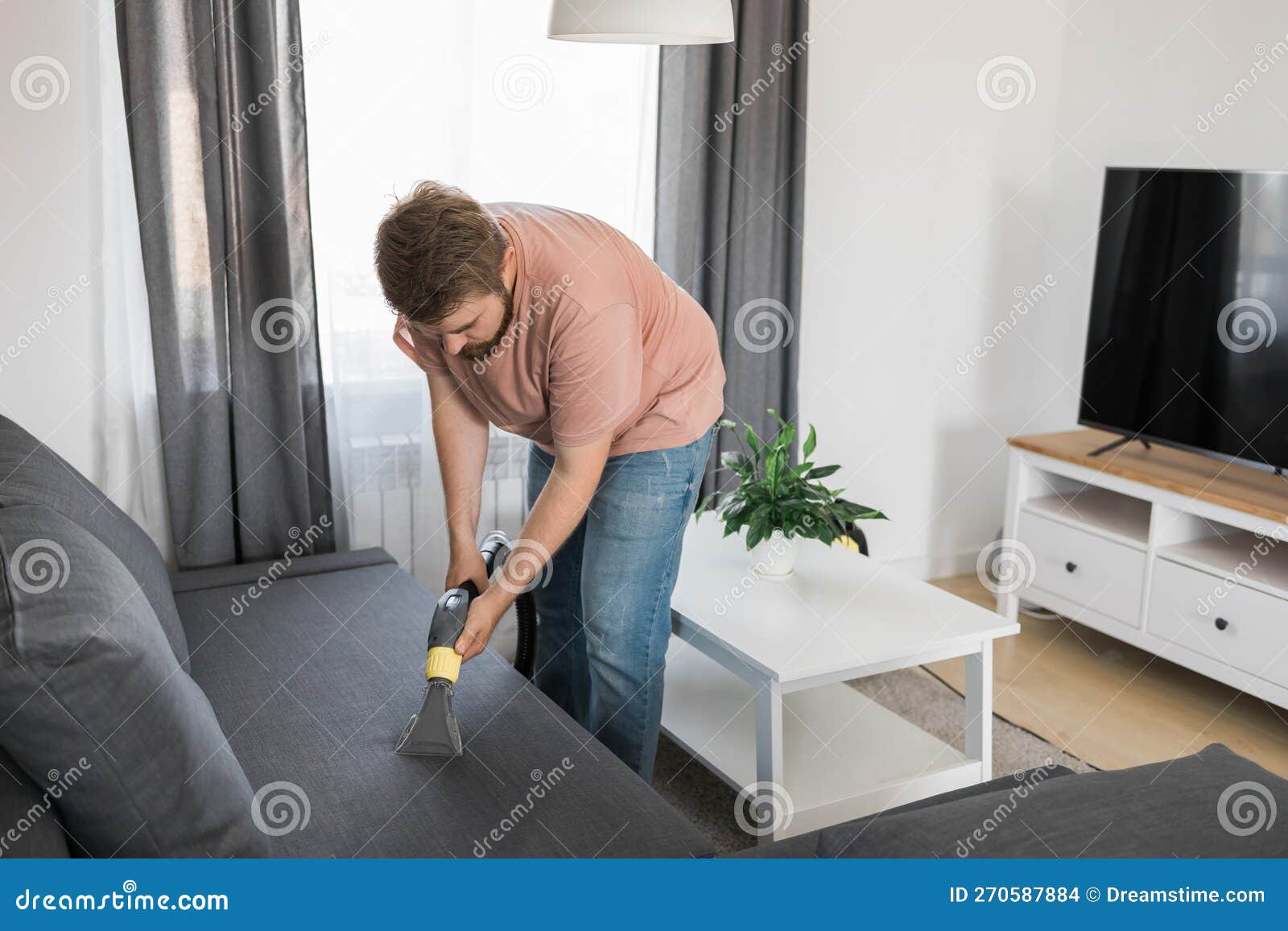 Sofá De Limpieza De Hombre Con Colchón De Aspirador De Lavado Foto de  archivo - Imagen de casero, aparato: 270587884