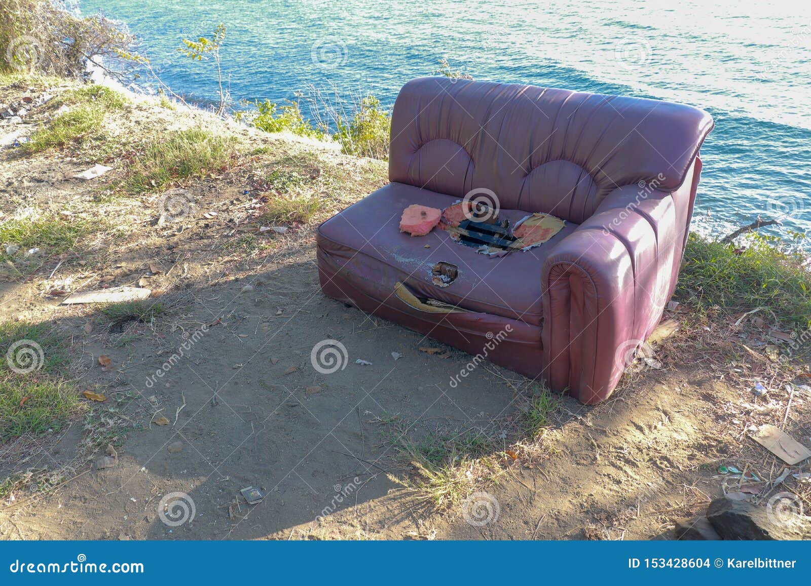 Sofá Rasgado Velho Com Cor De Borgonha Sofá Arruinado Vermelho Na Costa De  Mar Furo No Assento E Na Espuma Rasgada Composição Abs Foto de Stock -  Imagem de recuo, assento: 153428604