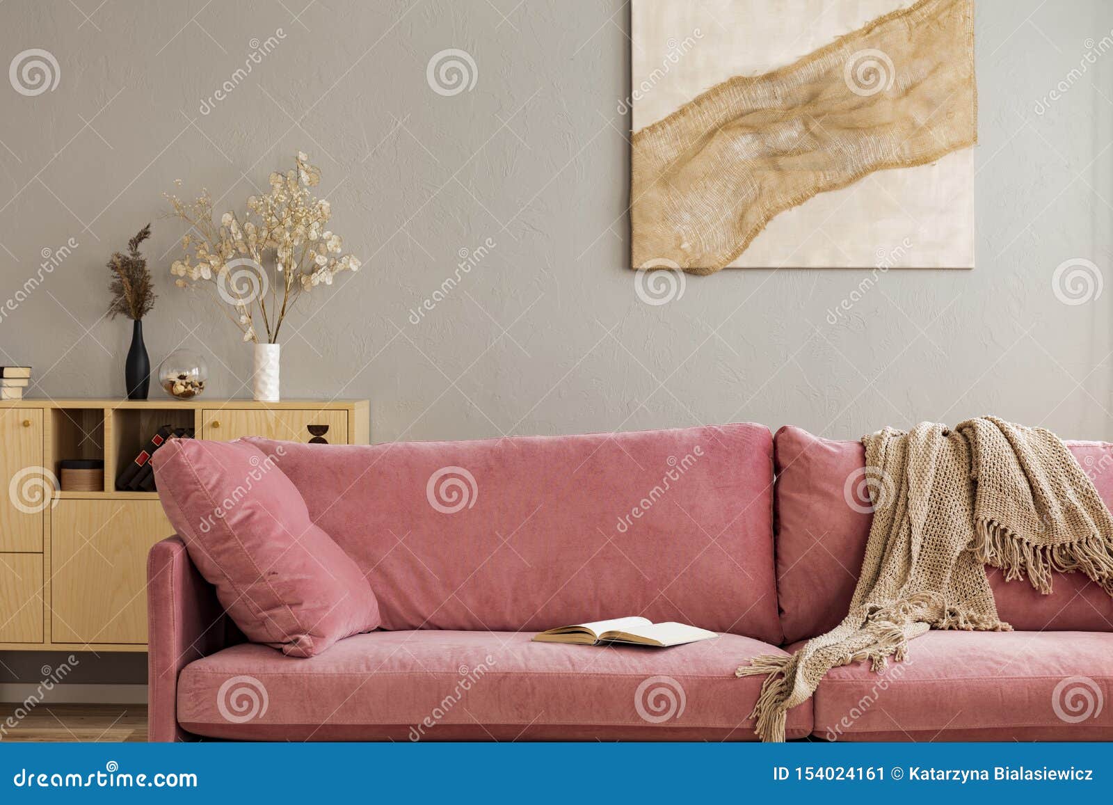 Sofá Rosado En Colores Pastel Del Terciopelo Cómodo En Interior Beige  Elegante Con La Pintura Abstracta Imagen de archivo - Imagen de conjurar,  cartel: 154024161