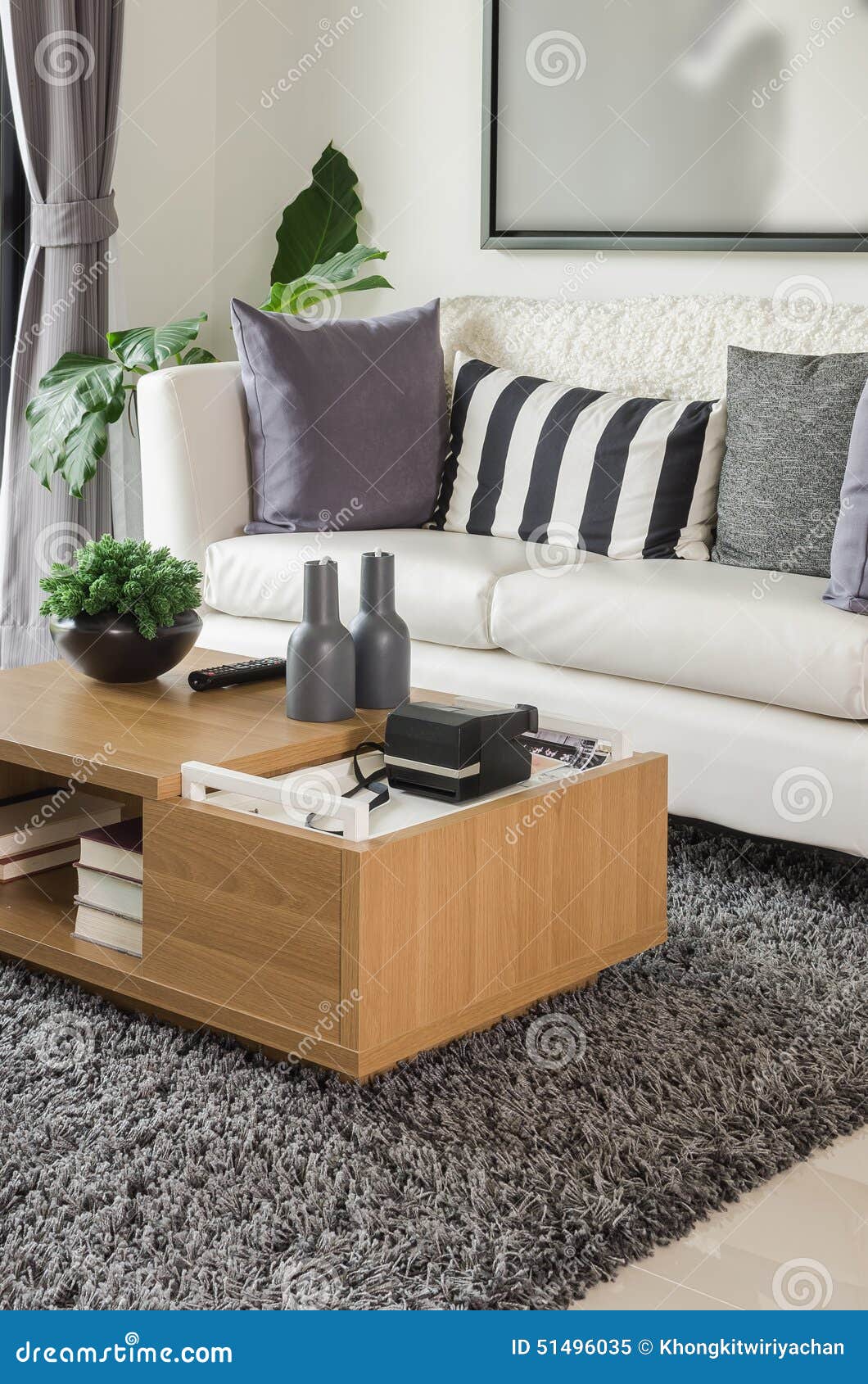 Sofa blanc avec la table en bois dans le salon moderne photo stock ...
