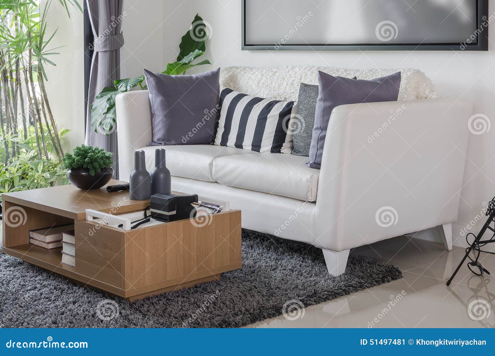 Sofa blanc avec la table en bois dans le salon moderne photo stock ...
