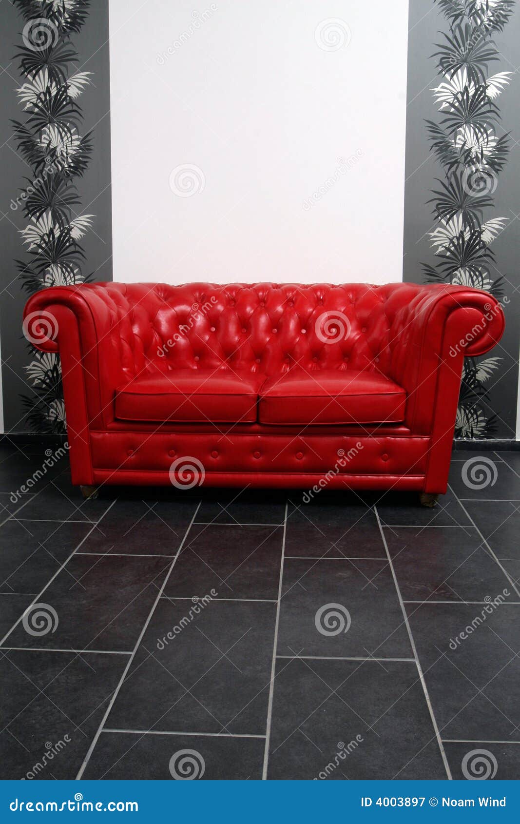Sofa rouge image stock. Image du japonais, élégant, luxueux 4003897