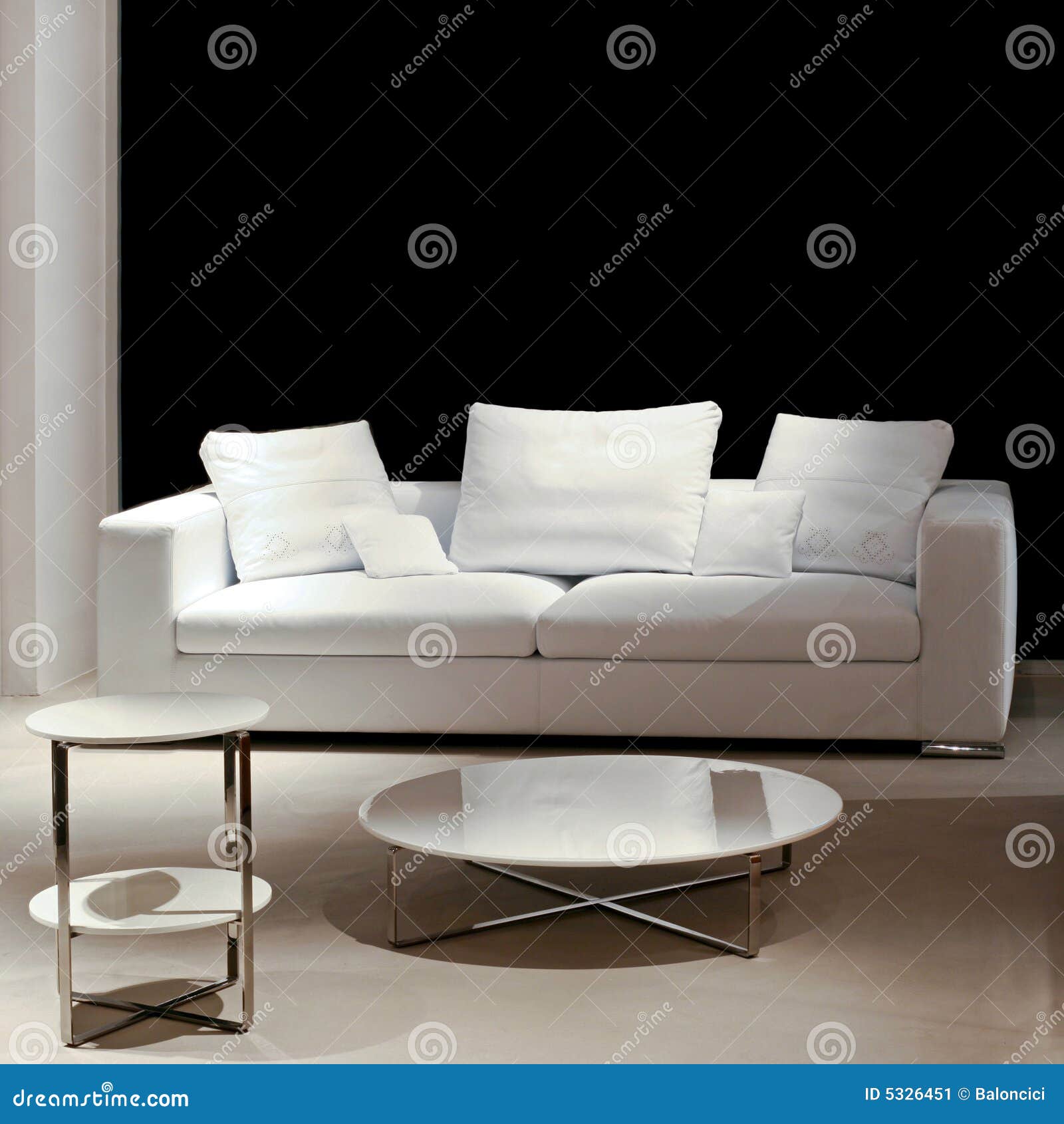 Sofa und Tabelle stockbild. Bild von winkel, sofa, liegesofa - 5326451