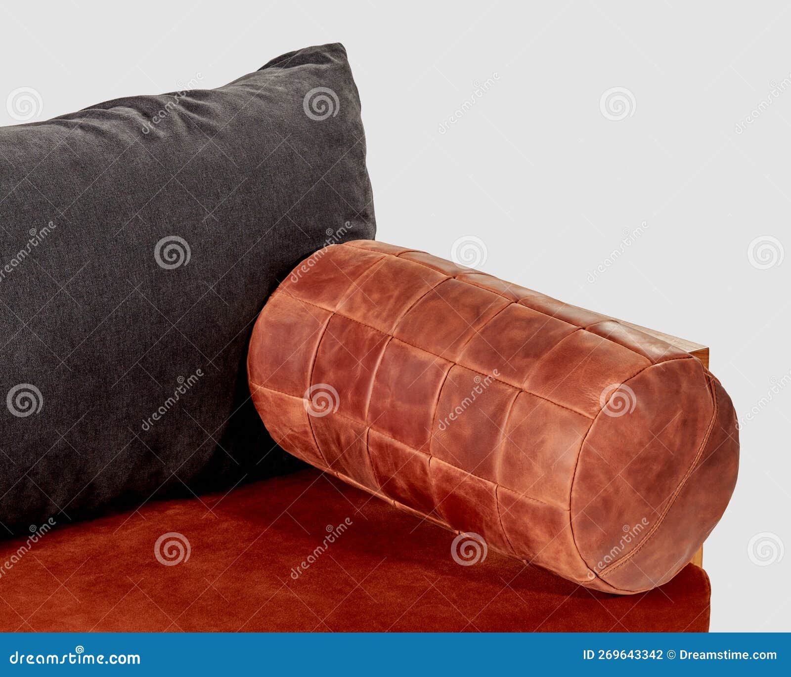 Sofas Mit Kopperfarbenem Lederkissen Stockfoto - Bild von