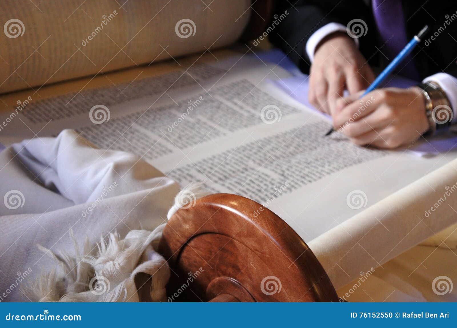 sofer completing the final letters of sefer torah