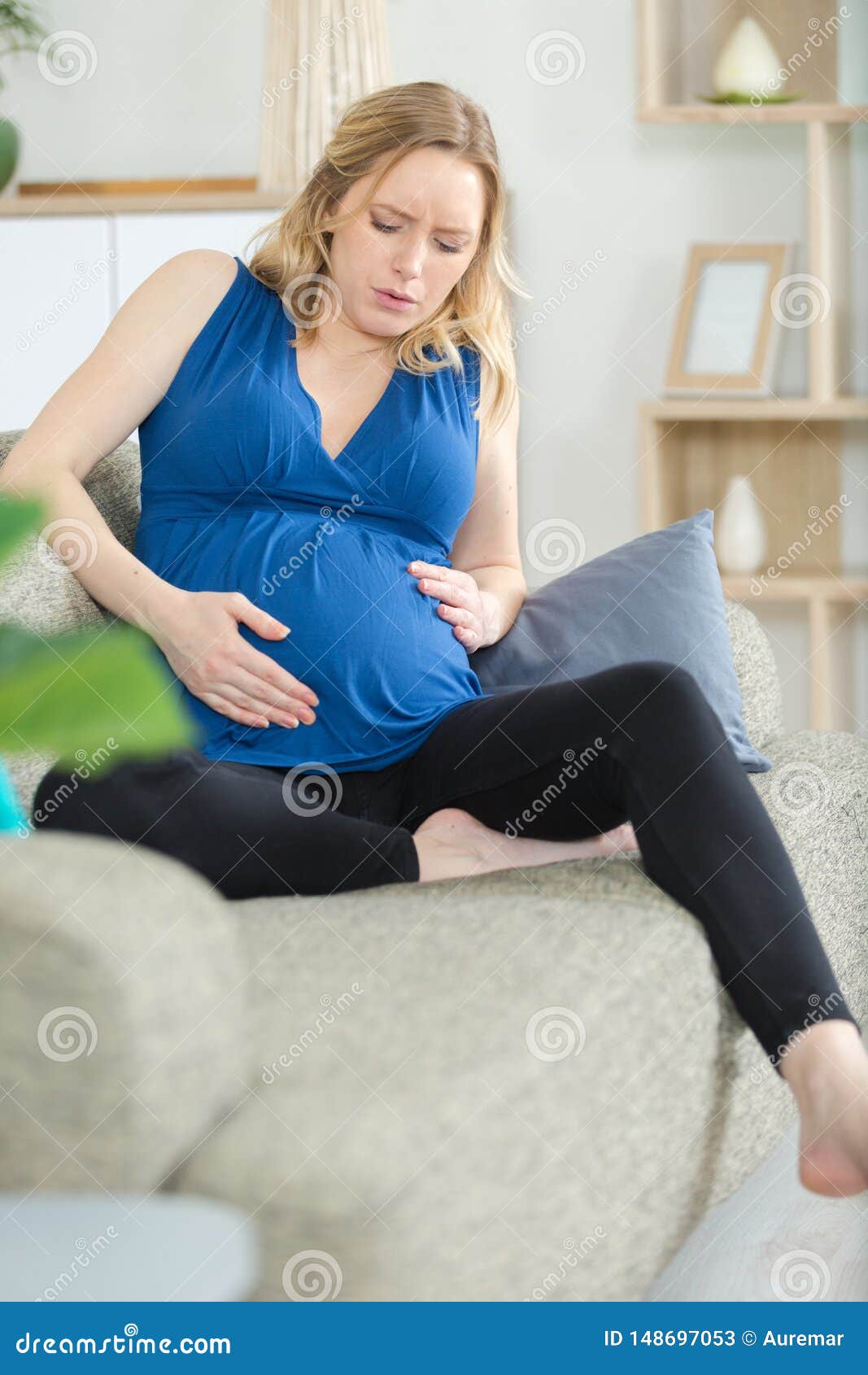 Sofferenza della donna incinta dal dolore della pancia. Sofferenza della donna incinta dalla donna di dolore della pancia