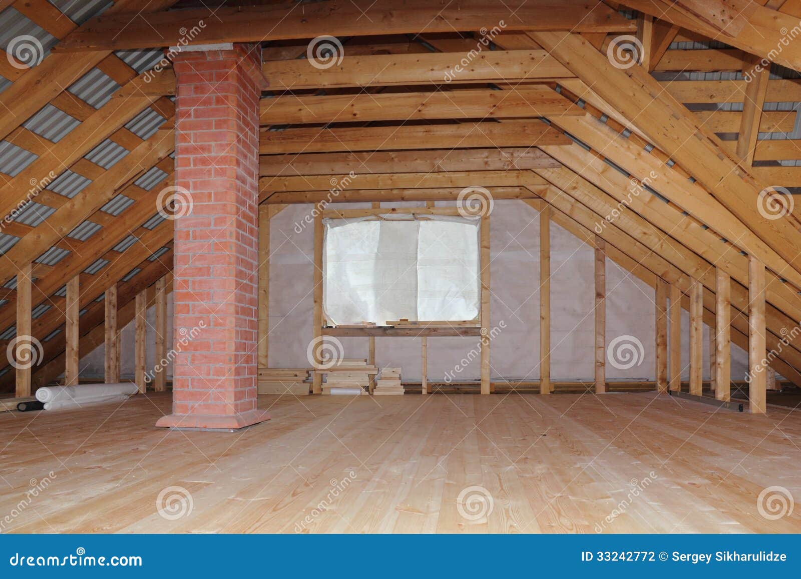 Soffitta con il camino in casa di legno in costruzione immagini ... Disegno Legno camino
