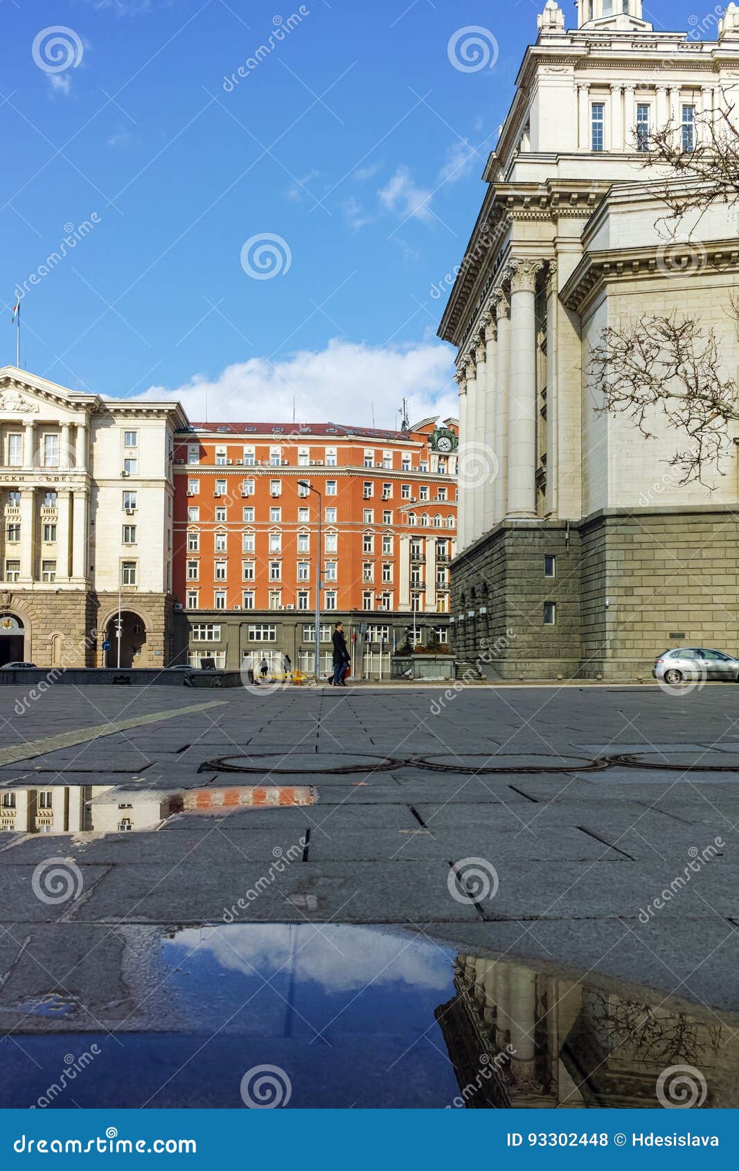 SOFIA, BULGARIE - 5 FÉVRIER 2017 : Vue d'hiver des bâtiments du Conseil des ministres et de l'ancienne Chambre de parti communiste à Sofia, Bulgarie