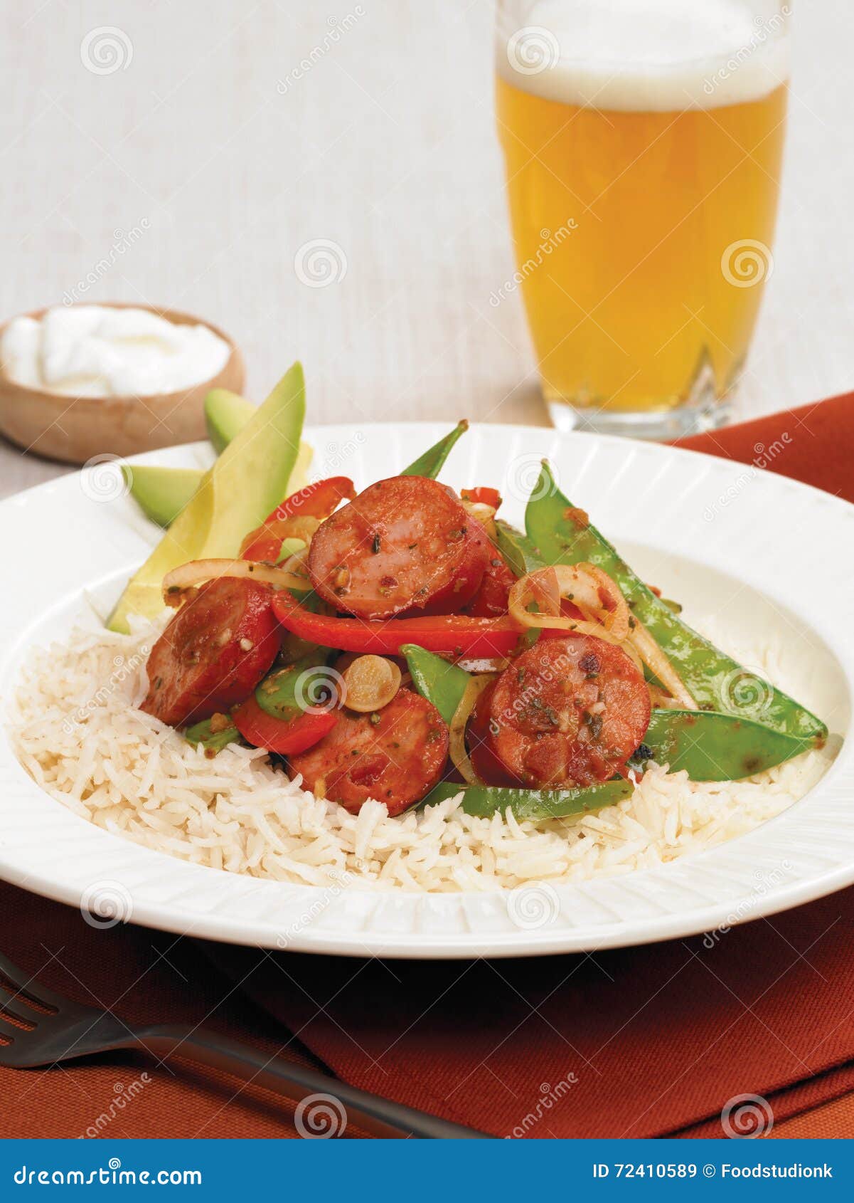 Sofrito Mexicano De La Salchicha En El Arroz Imagen de archivo Imagen de aguacate, revuelva