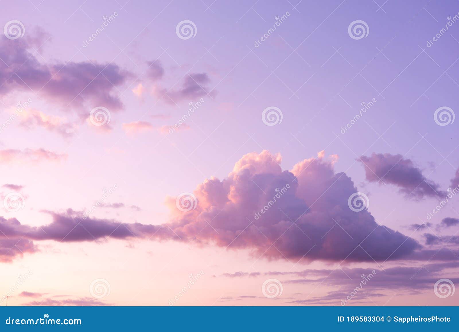 Trên bầu trời xanh lịch sử, những đám mây tím đầy hoa văn như những tác phẩm nghệ thuật. Hãy cùng ngắm nhìn chúng, với những mảng màu tím khói hương tràn đầy tự do và đầy mơ mộng.