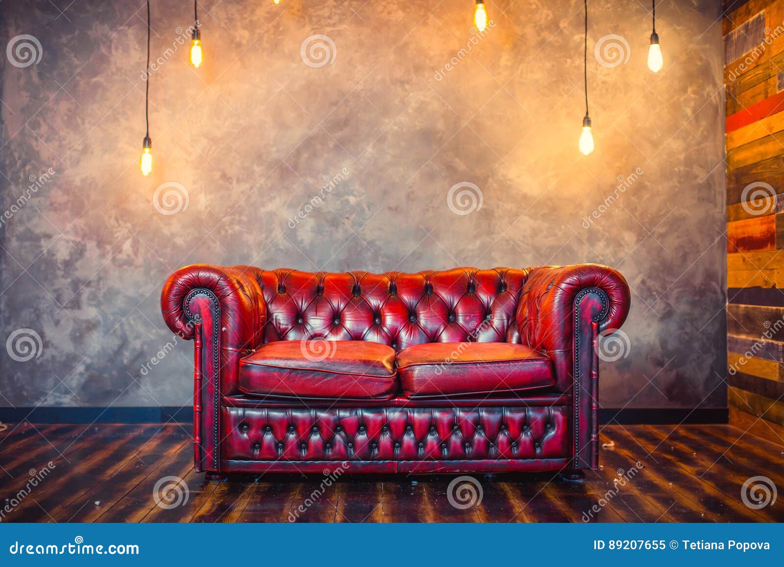 Sofá vermelho do sofá imagem editorial. Imagem de retro 89207655