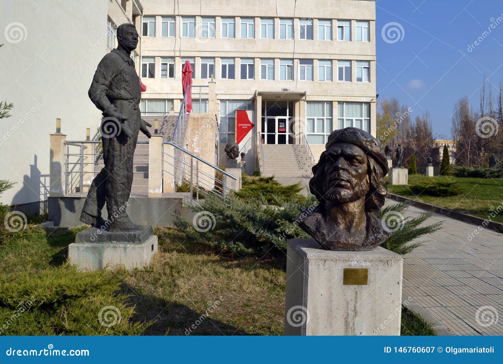 Sofía/Bulgaria - noviembre de 2017: Estatuas y la entrada del museo del arte socialista. El museo del arte socialista en Sof?a es un museo de arte que cubre la historia de la era comunista en Bulgaria Fue establecido el 19 de septiembre de 2011