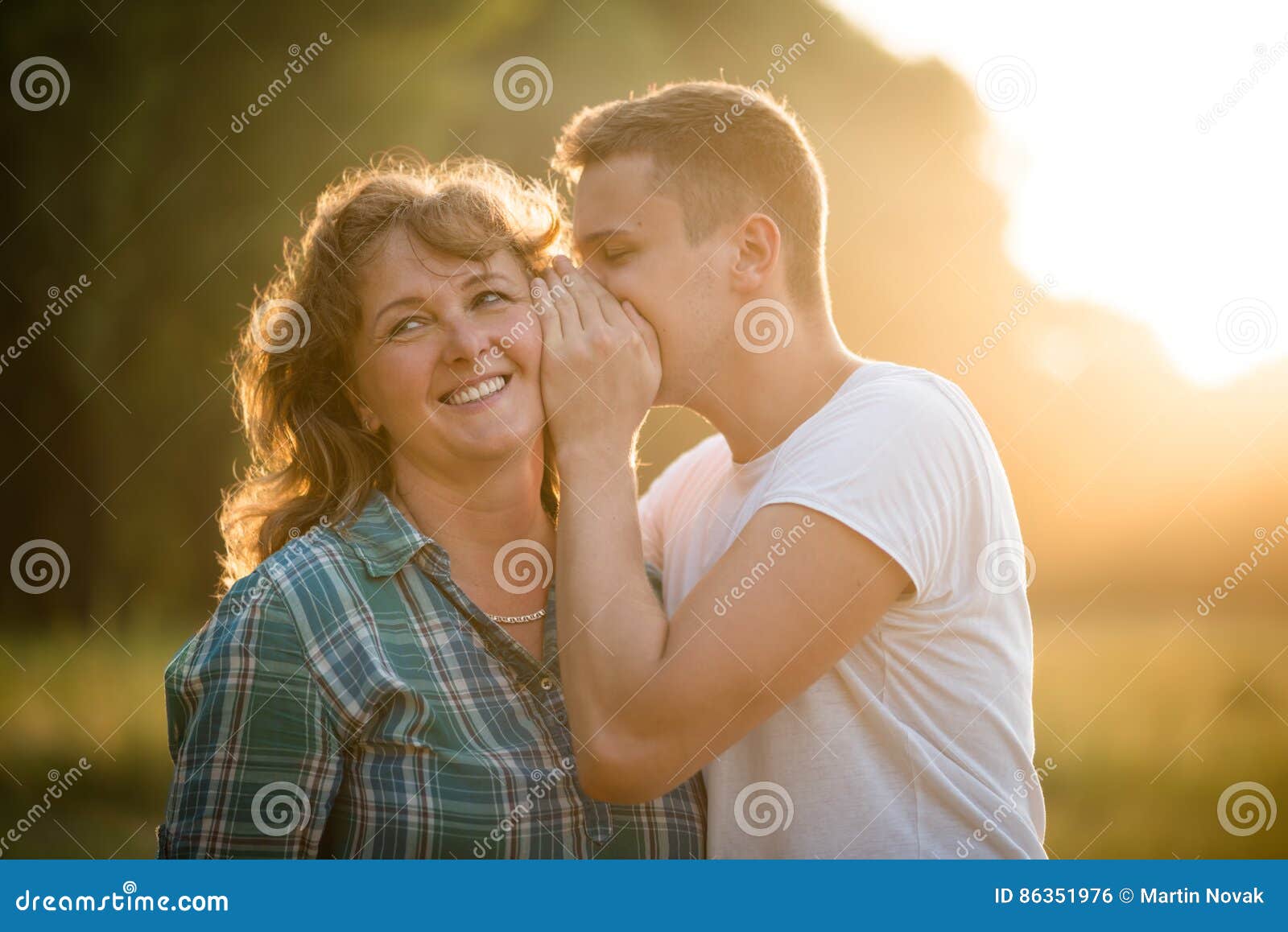 Sohn Der Ein Geheimnis In Mutter S Ohr Flustert Stockfoto Bild Von Kaukasisch Neigung 86351976