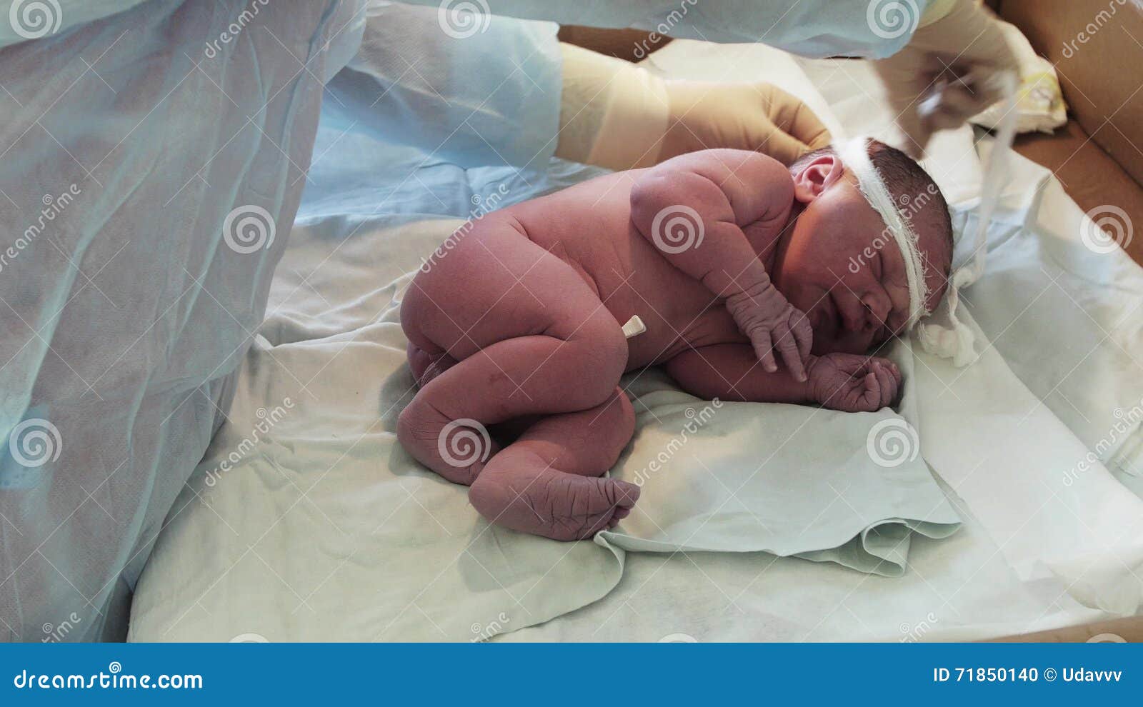 Soignez La Taille De Mesure La Tete De Circonference Coffre De Bebe Pleurant Nouveau Ne Hopital De Maternite Banque De Videos Video Du Enfant Pleurer