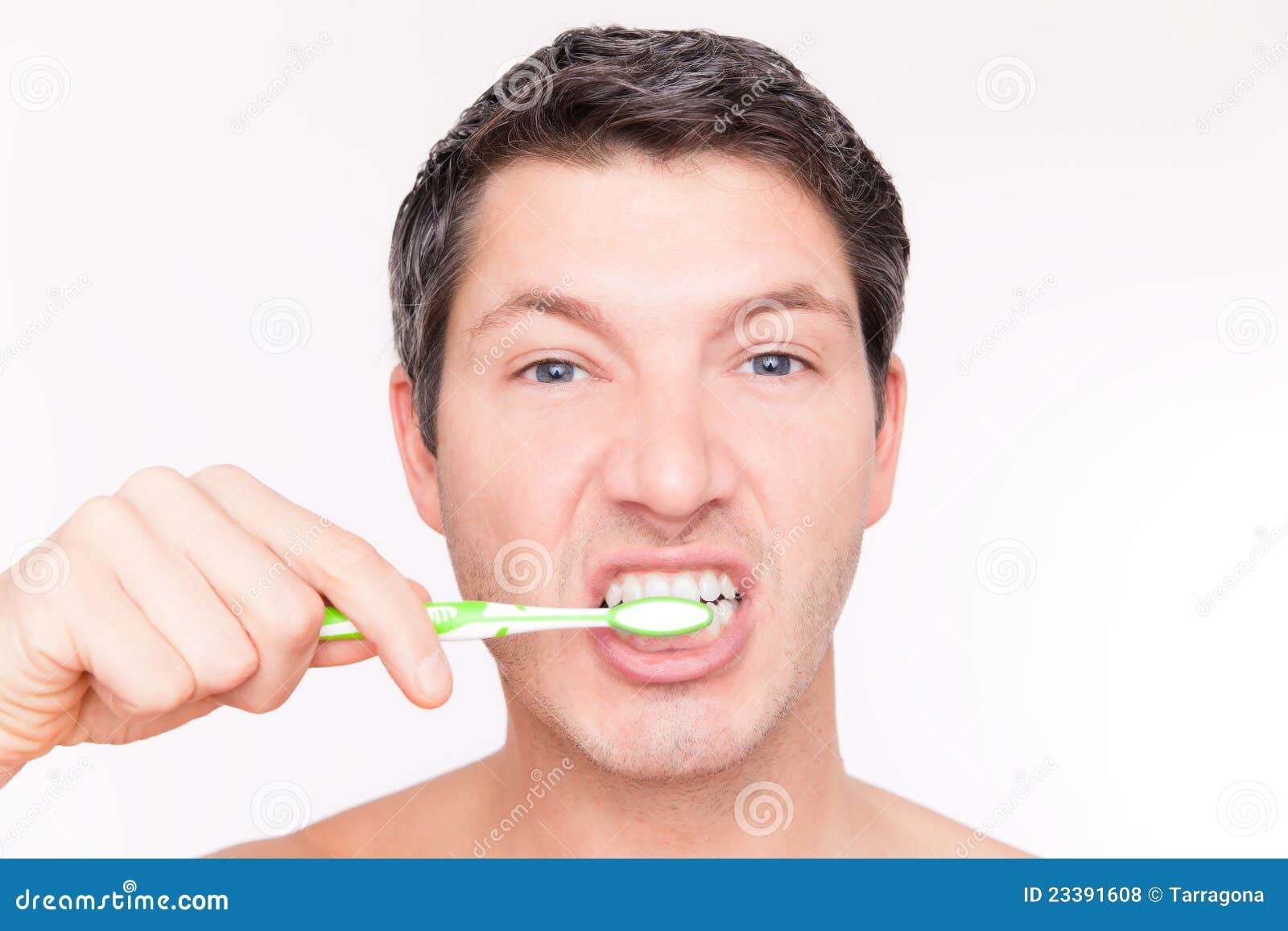 Soin d'homme de dents. Homme de brossage de dents regardant dans le miroir