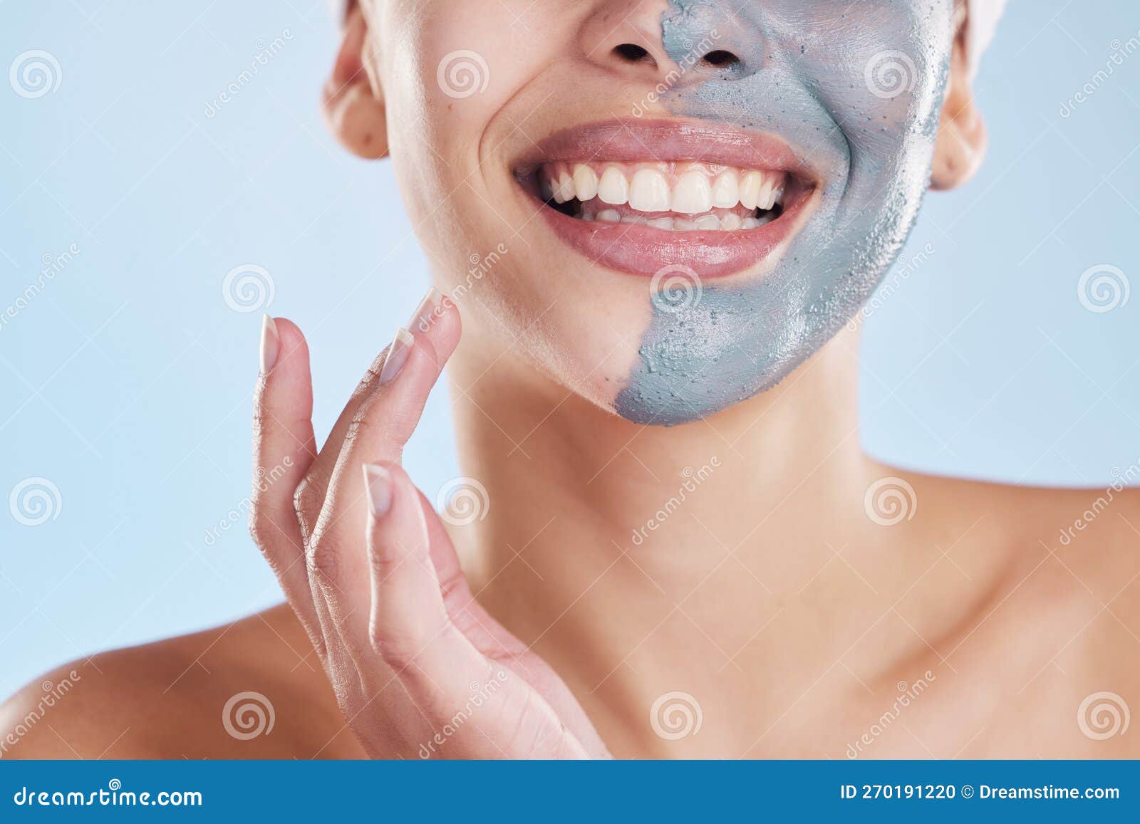 Soin De Beauté Et Masque Visage Avec Une Belle Femme Prenant Soin De Sa  Peau Propre Saine Et Brillante. Closeum Sourire Photo stock - Image du  masque, verticale: 270191220