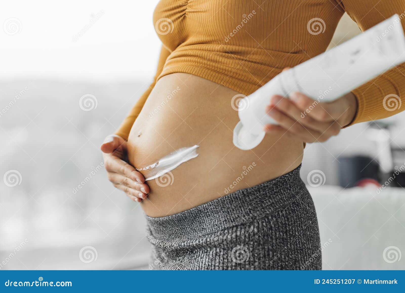 Portrait D'une Femme Enceinte Portant Un Bandage De Grossesse Sur