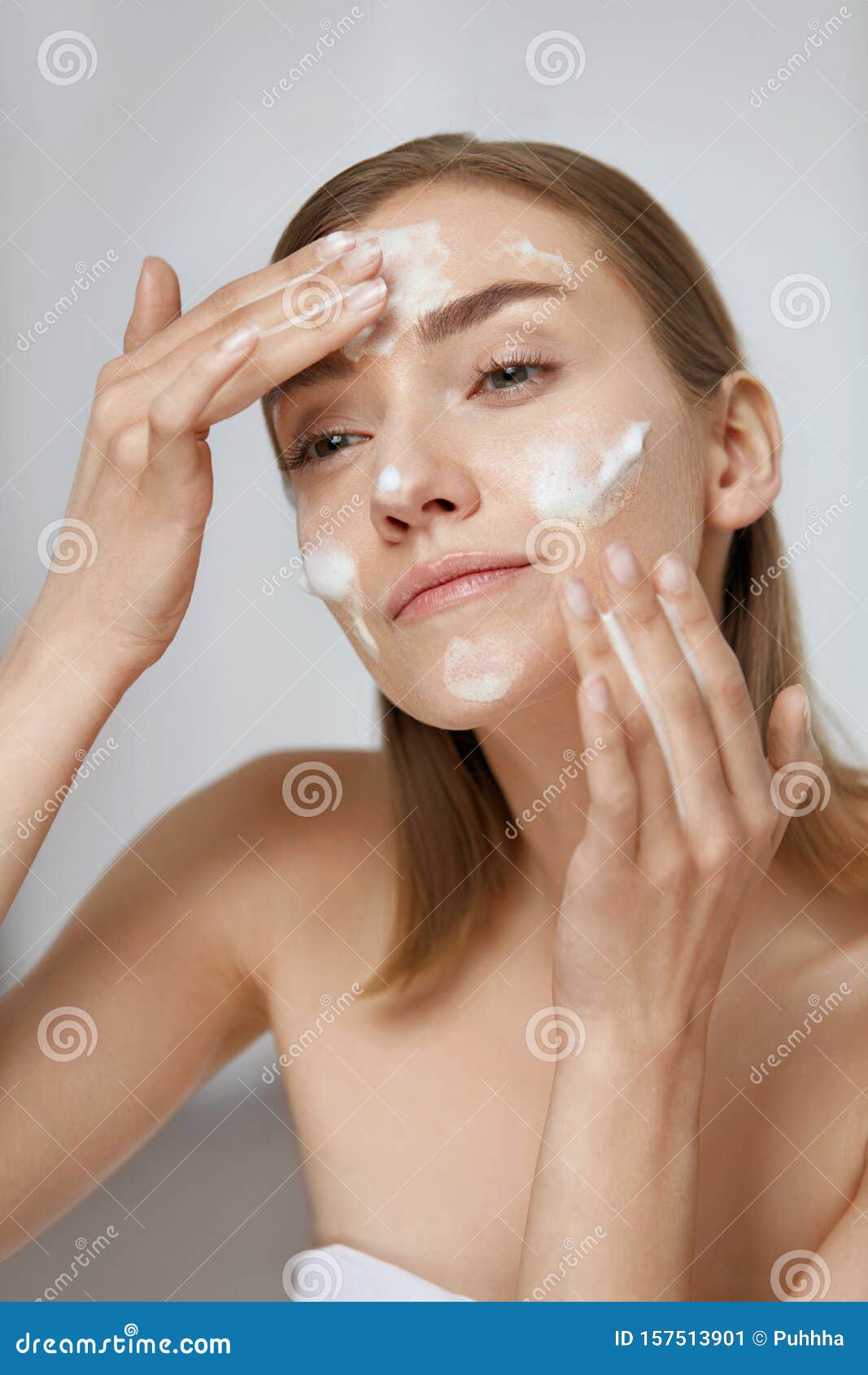 Soins Du Visage Femme Qui Applique Un Nettoyant Facial Sur Le Visage Image  stock - Image du traitement, renivellement: 157513901