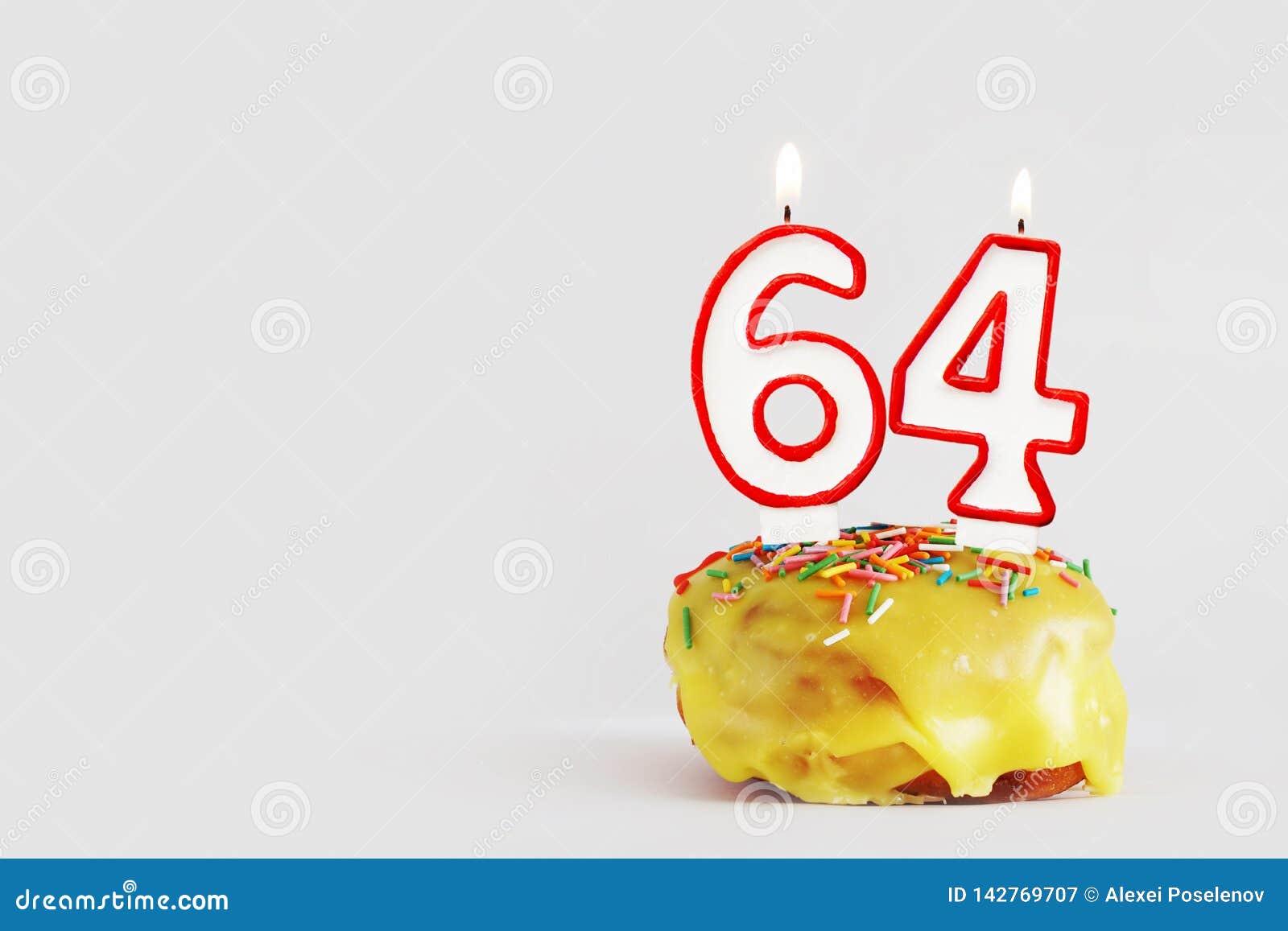 Soixante Quatre Ans D Anniversaire Petit Gateau D Anniversaire Avec Les Bougies Brulantes Blanches Avec La Frontiere Rouge Sous F Image Stock Image Du Blanches Gateau Soixante Quatre Ans D Anniversaire Petit Gateau D Anniversaire Avec Les Bougies Brulantes Blanches Avec La Frontiere Rouge Sous F Image Stock Image Du Blanches Gateau