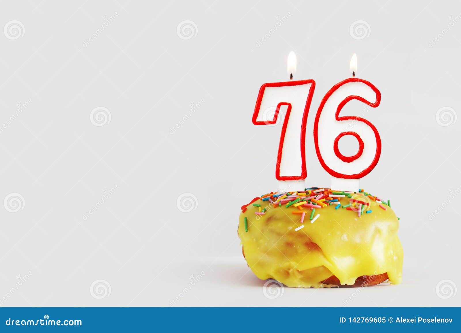 Soixante Seize Ans D Anniversaire Petit Gateau D Anniversaire Avec Les Bougies Brulantes Blanches Avec La Frontiere Rouge Sous Fo Image Stock Image Du Doux Espace Soixante Seize Ans D Anniversaire Petit Gateau D Anniversaire Avec Les Bougies Brulantes Blanches Avec La Frontiere Rouge Sous Fo Image Stock Image Du Doux Espace