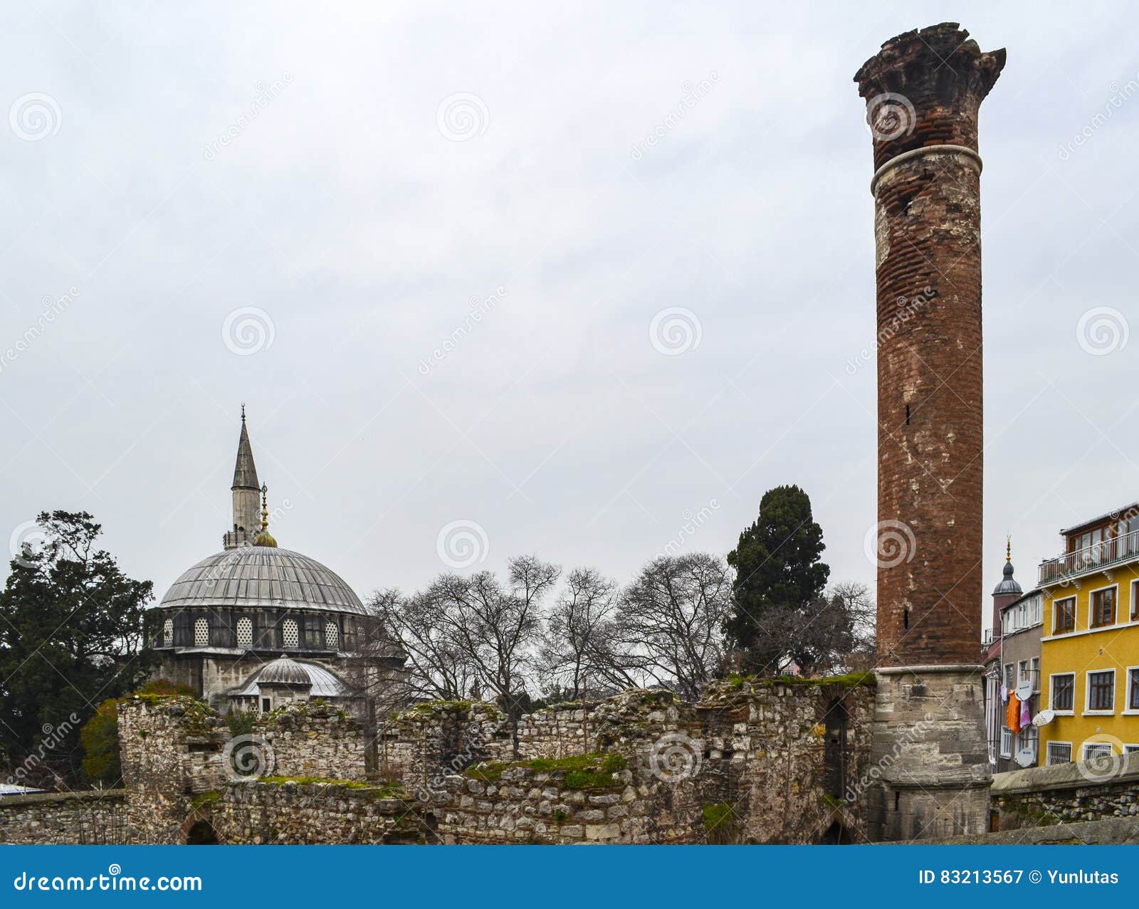 Sokollu Mehmed Pasha Mosque. Il Sokollu Mehmet Pasha Mosque Turkish: Sokullu Mehmet Pasa Camii è una moschea dell'ottomano situata nella vicinanza di Kadirga del distretto di Fatih di Costantinopoli, Turchia Sokullu Mehmet Pasha Complex in KadÄ±rga, costruzione completata nel 1572