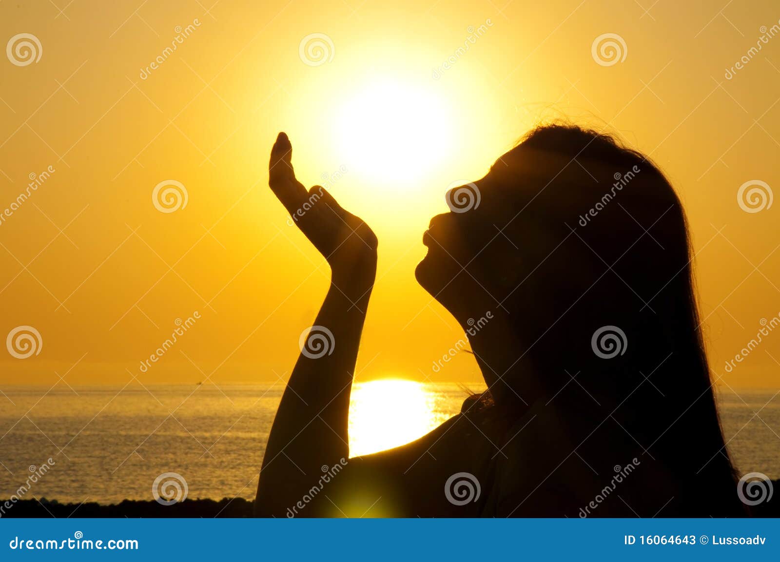 Sol Del Beso De La Silueta De La Mujer Imagen de archivo - Imagen amanecer, perfil: 16064643
