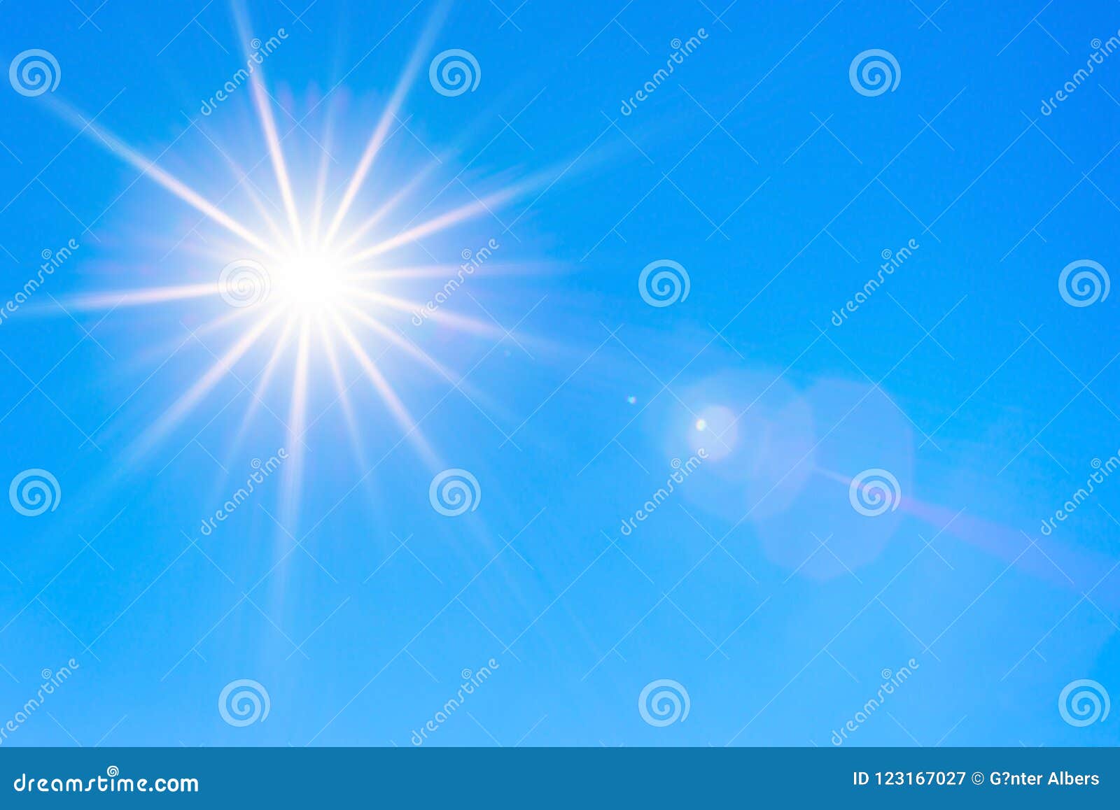 Sol Que Brilla Intensamente En El Cielo Azul Claro Imagen de archivo
