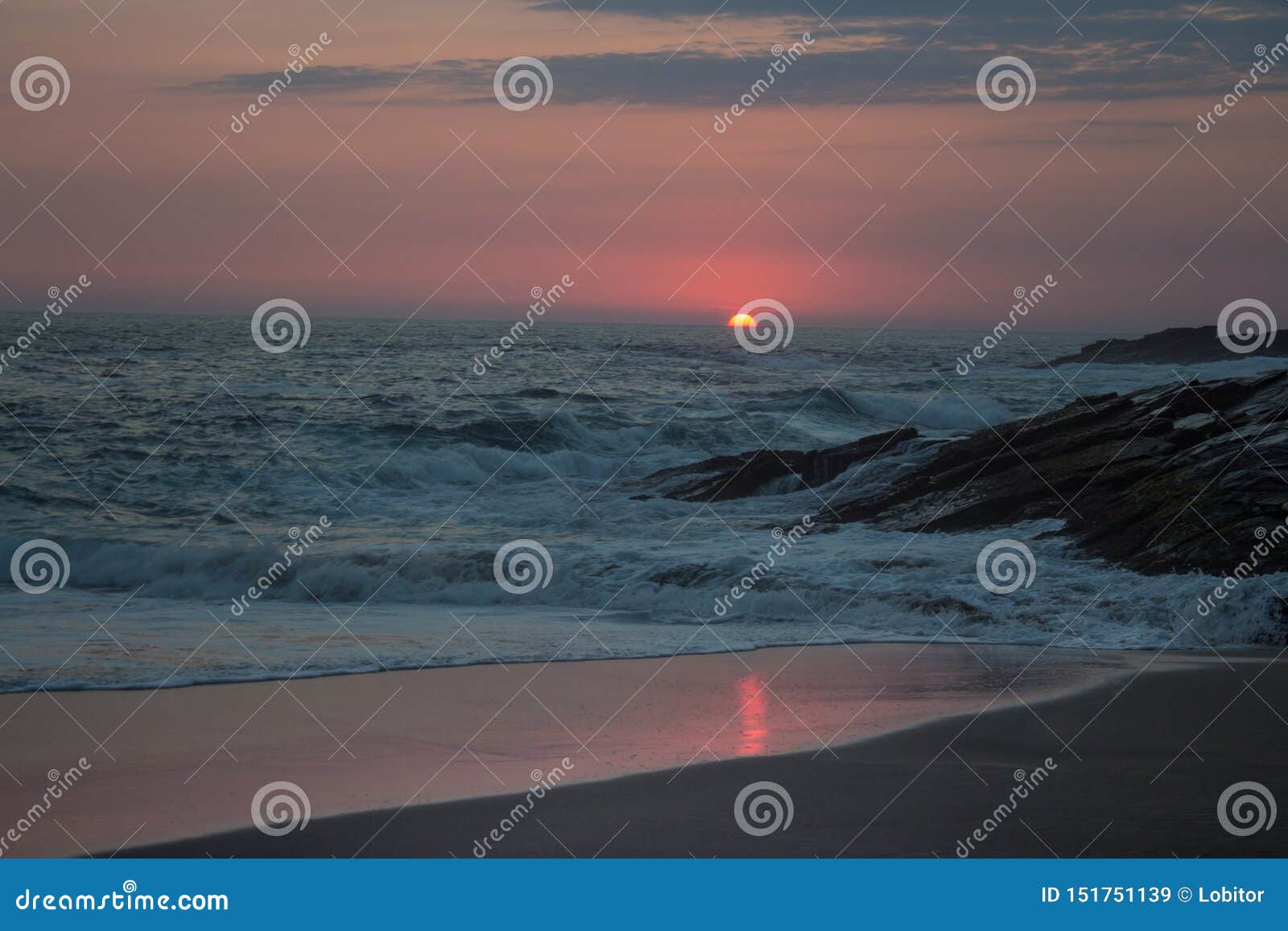 sol escondiÃÂ©ndose en el horizonte en playa mazunte