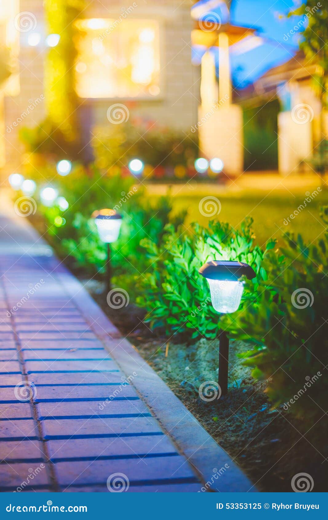 Sol trädgårds ljus, lyktor i rabatt trädgård arkivfoto bild ...