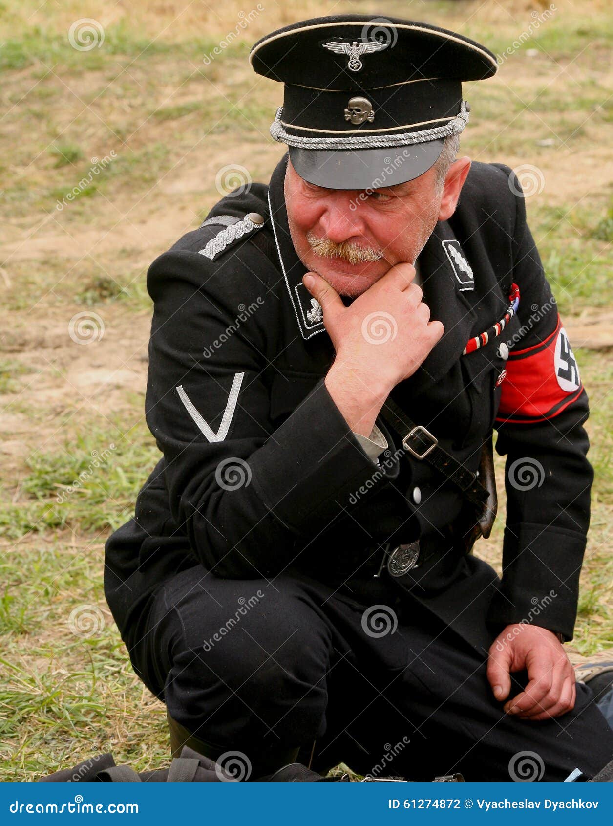 Soldado Alemán Hombre En El Standartenfuehrer Ss De La Forma Fotografía  editorial - Imagen de hierba, hembra: 61274872