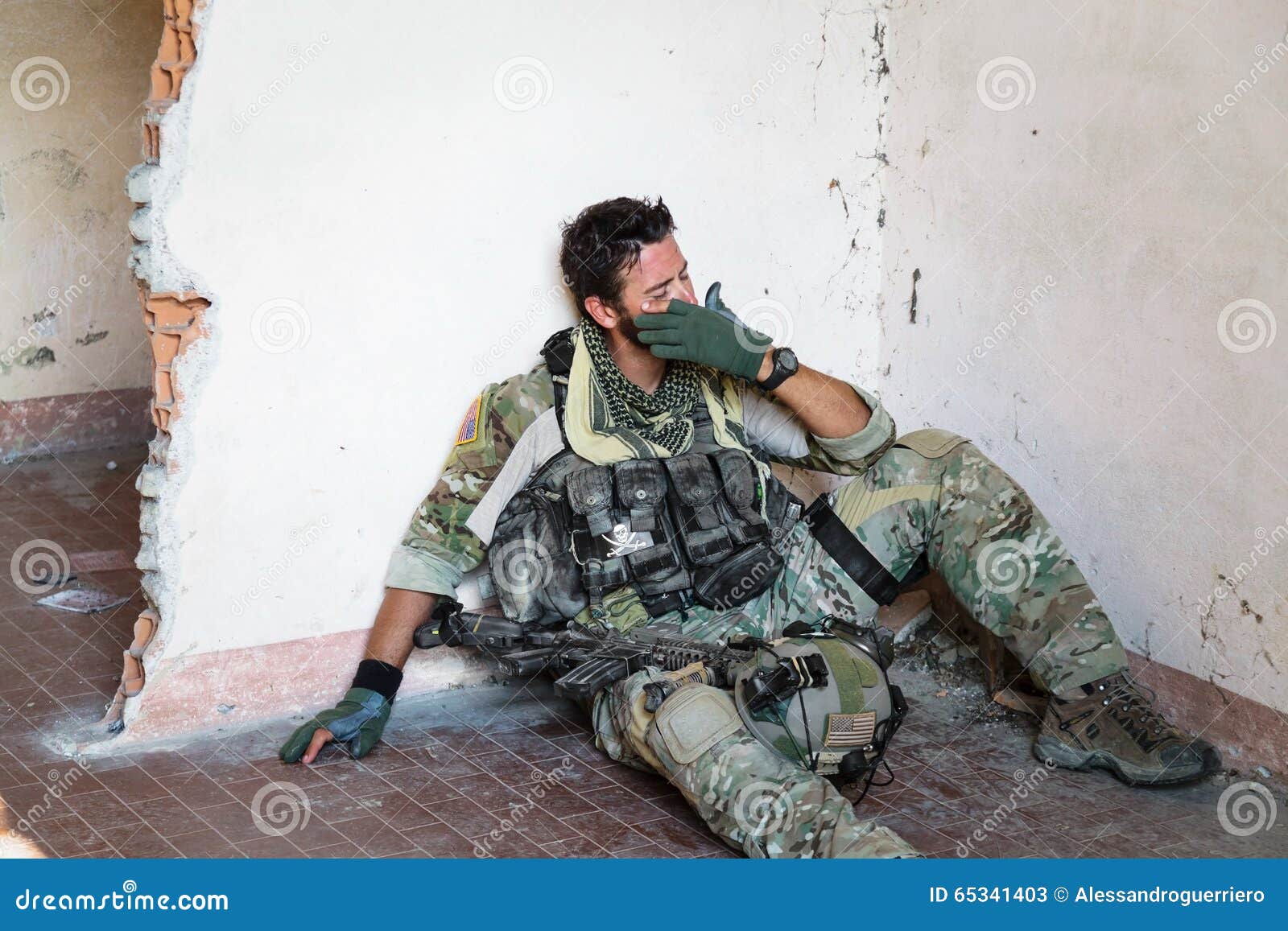 Soldado Estadounidense Llorando Imagen de archivo - Imagen de americano,  interior: 65341403, image size:1600x1157