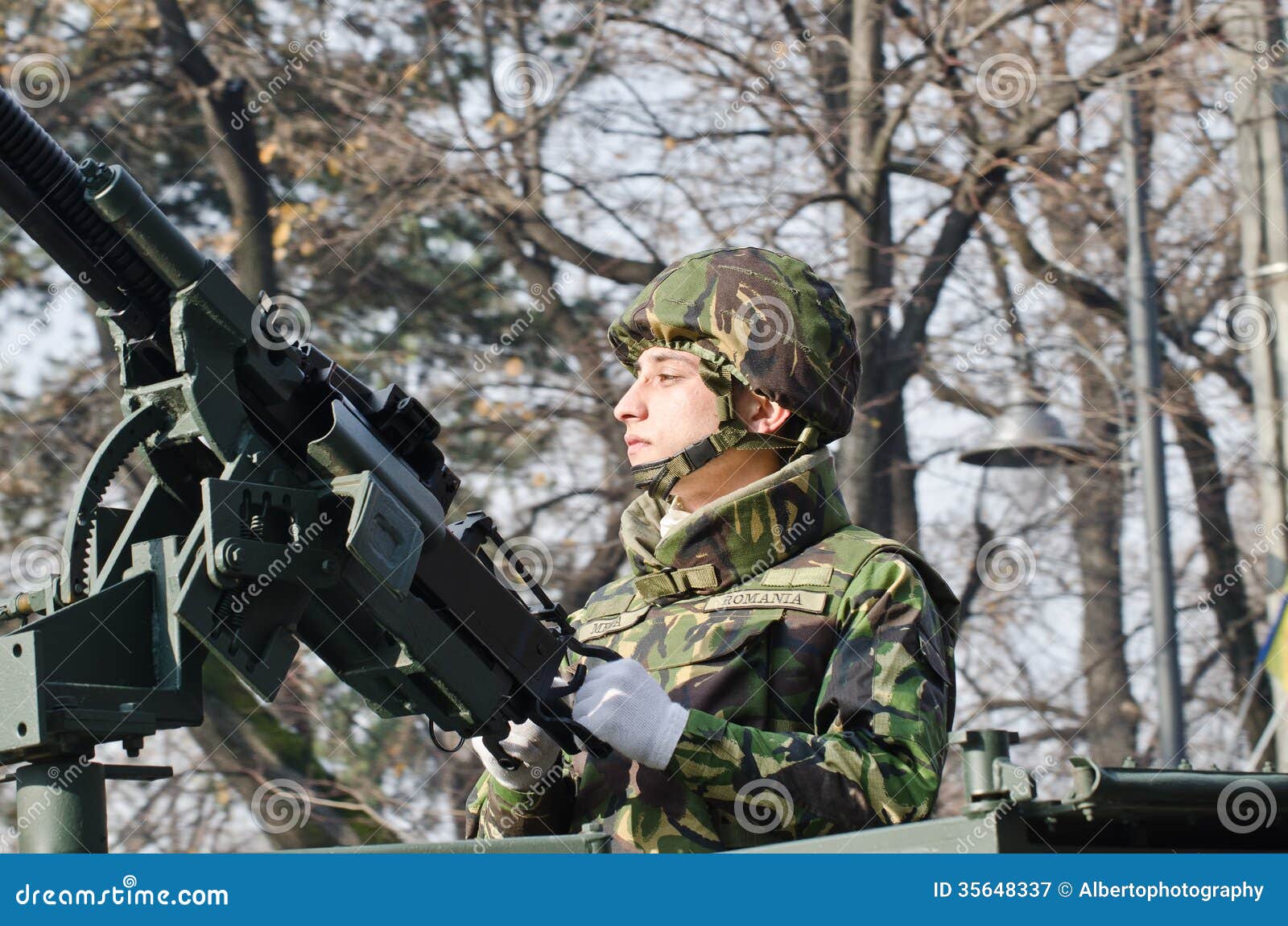 Soldado Con Una Ametralladora Fotografía Editorial Imagen De Armado