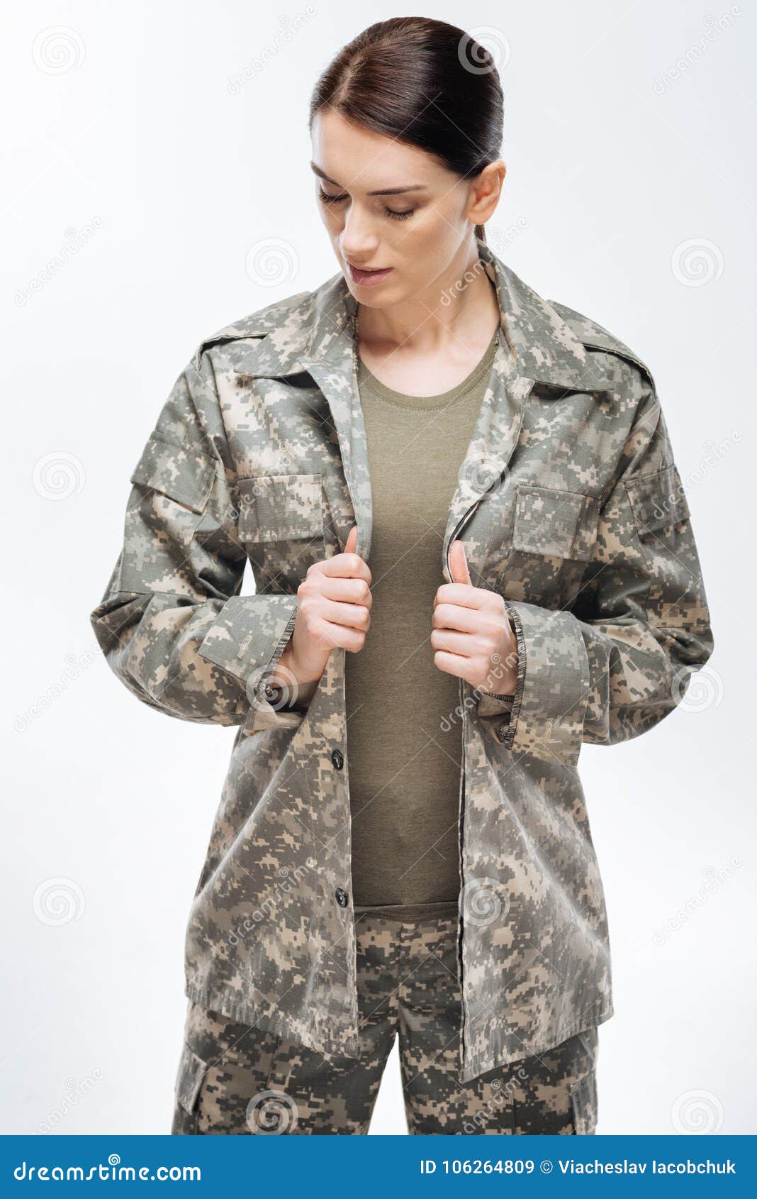 Soldado De Femenino Tranquilo Que Pone En La Chaqueta Militar Imagen de archivo - de camuflaje, patriota: 106264809